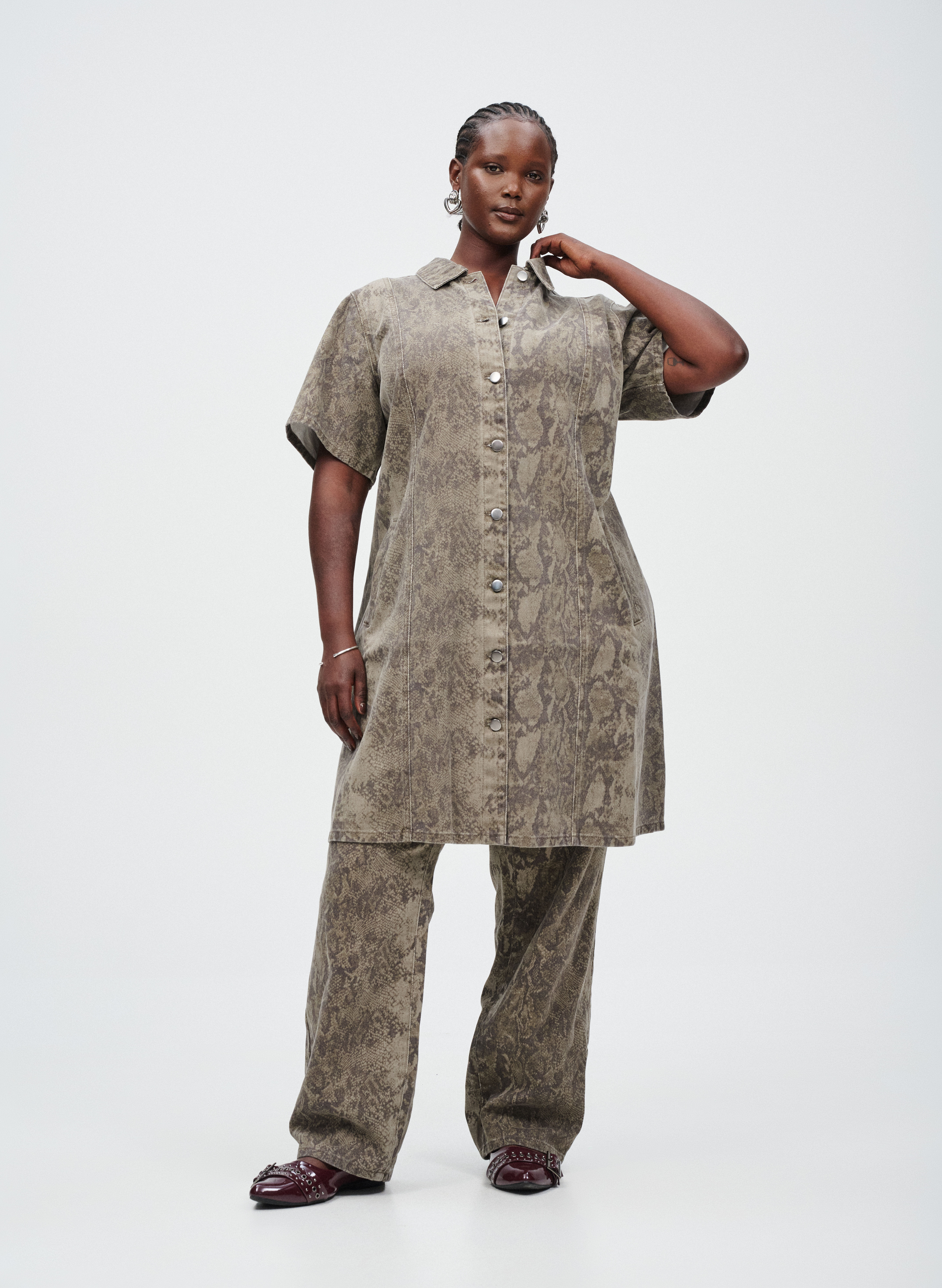 K&auml;&auml;rmekuvioinen farkkusetti, , Model