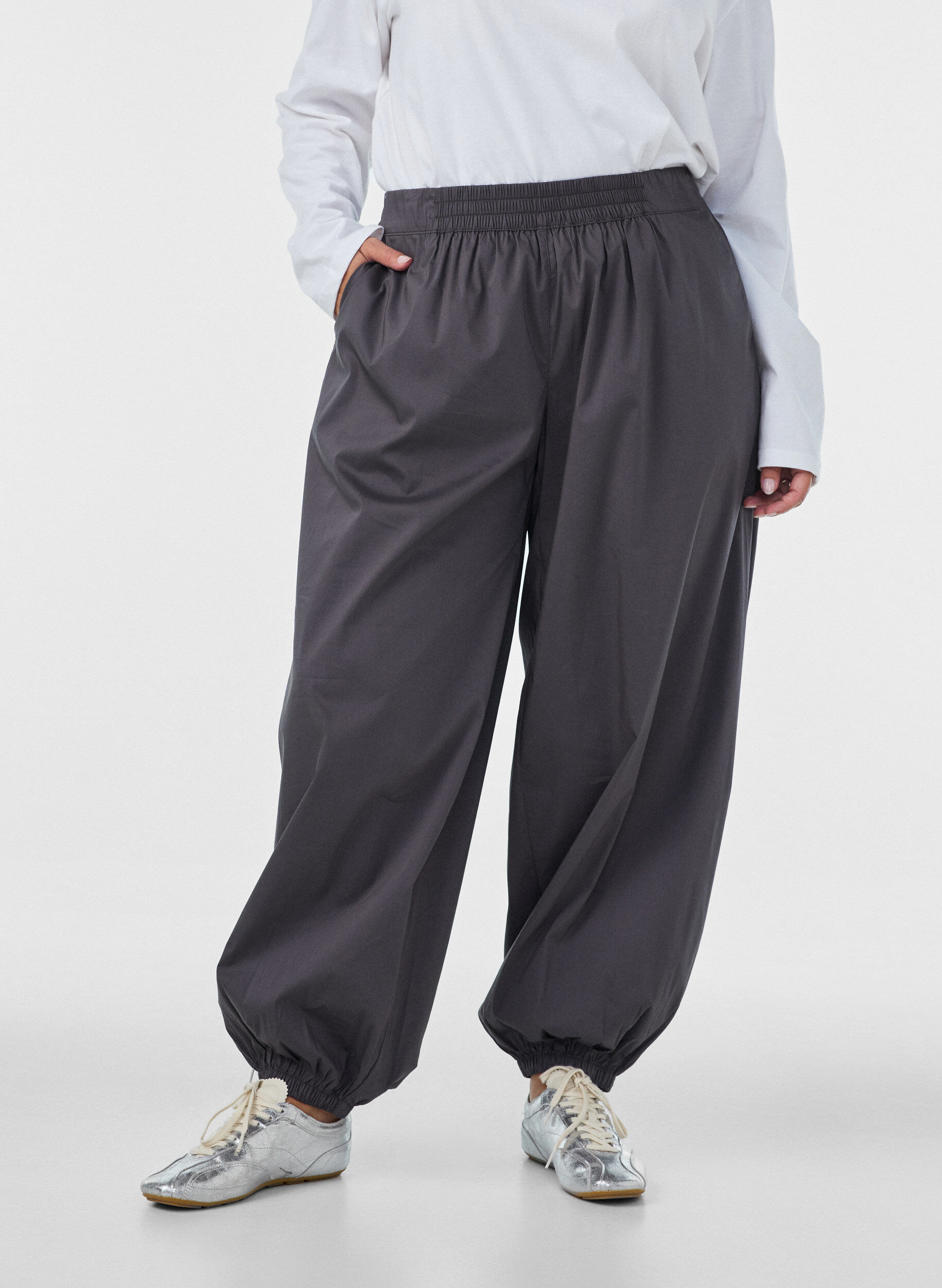 ZizziIlmapallohousut taskuilla ja joustavalla vy&ouml;t&auml;r&ouml;ll&auml;, Harmaa, Model image number 2