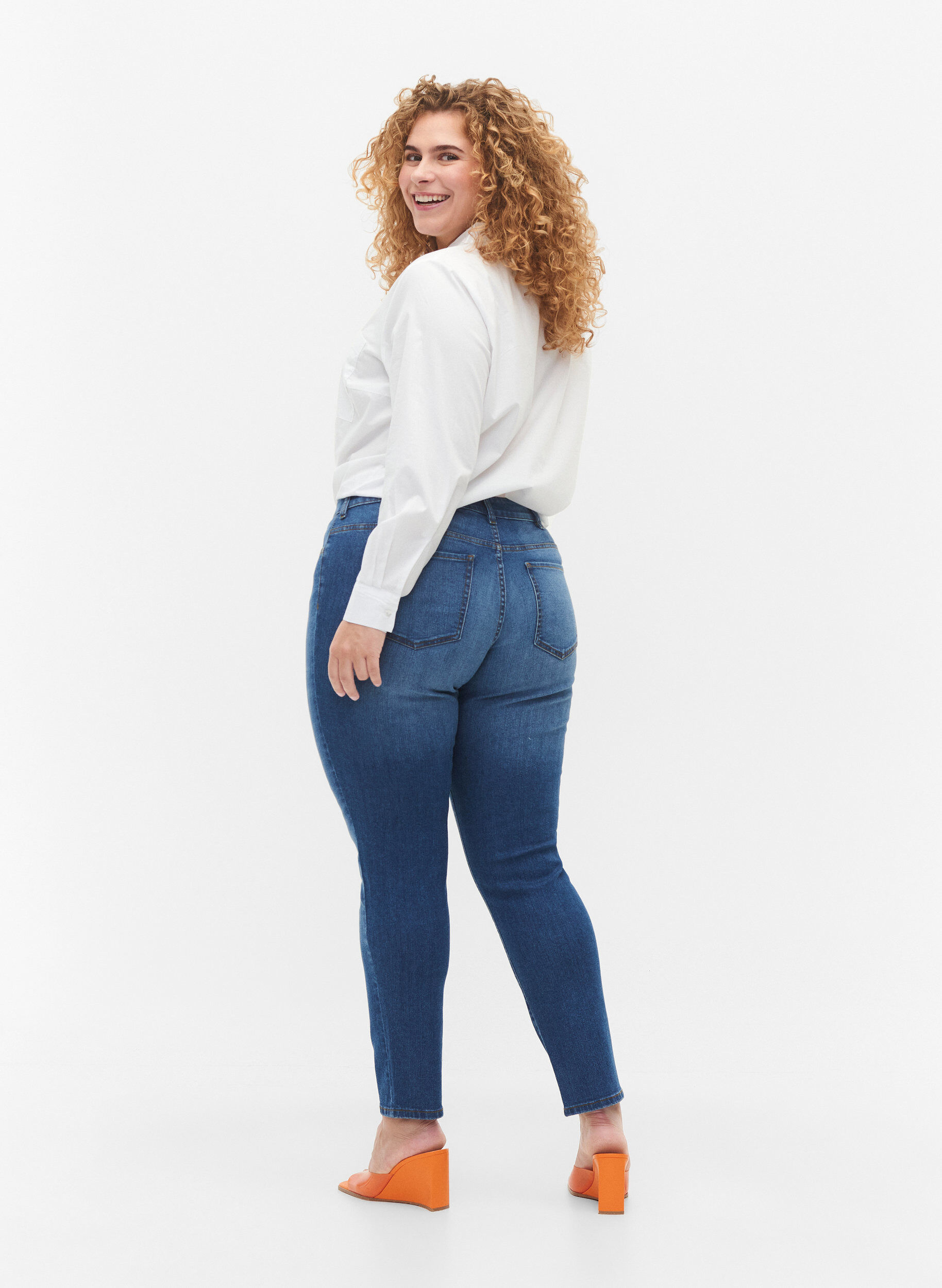 Zizzi Emily farkut, normaali vy&ouml;t&auml;r&ouml; ja slim fit, Blue denim, Model image number 1