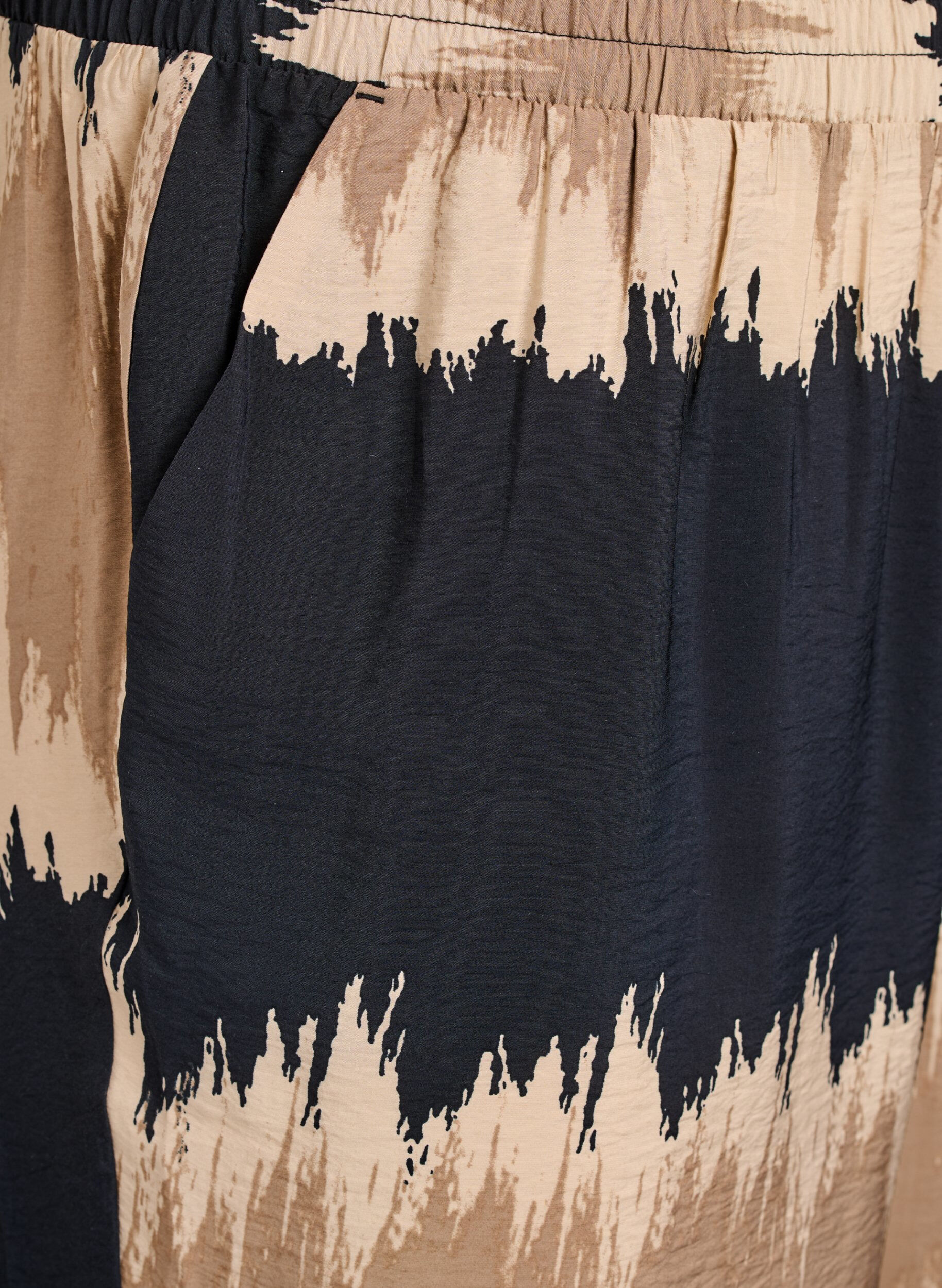 Zizzi L&ouml;ys&auml;t housut, joissa on graafinen printti, Musta, Packshot image number 2