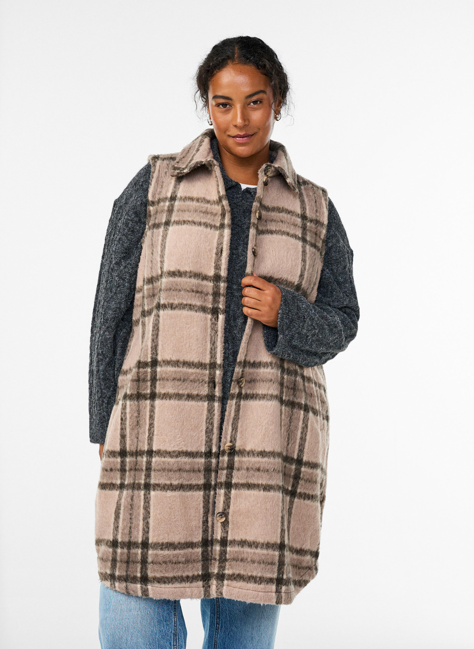 Pitk&auml; ruudullinen liivi harjatusta materiaalista, Beige, Model