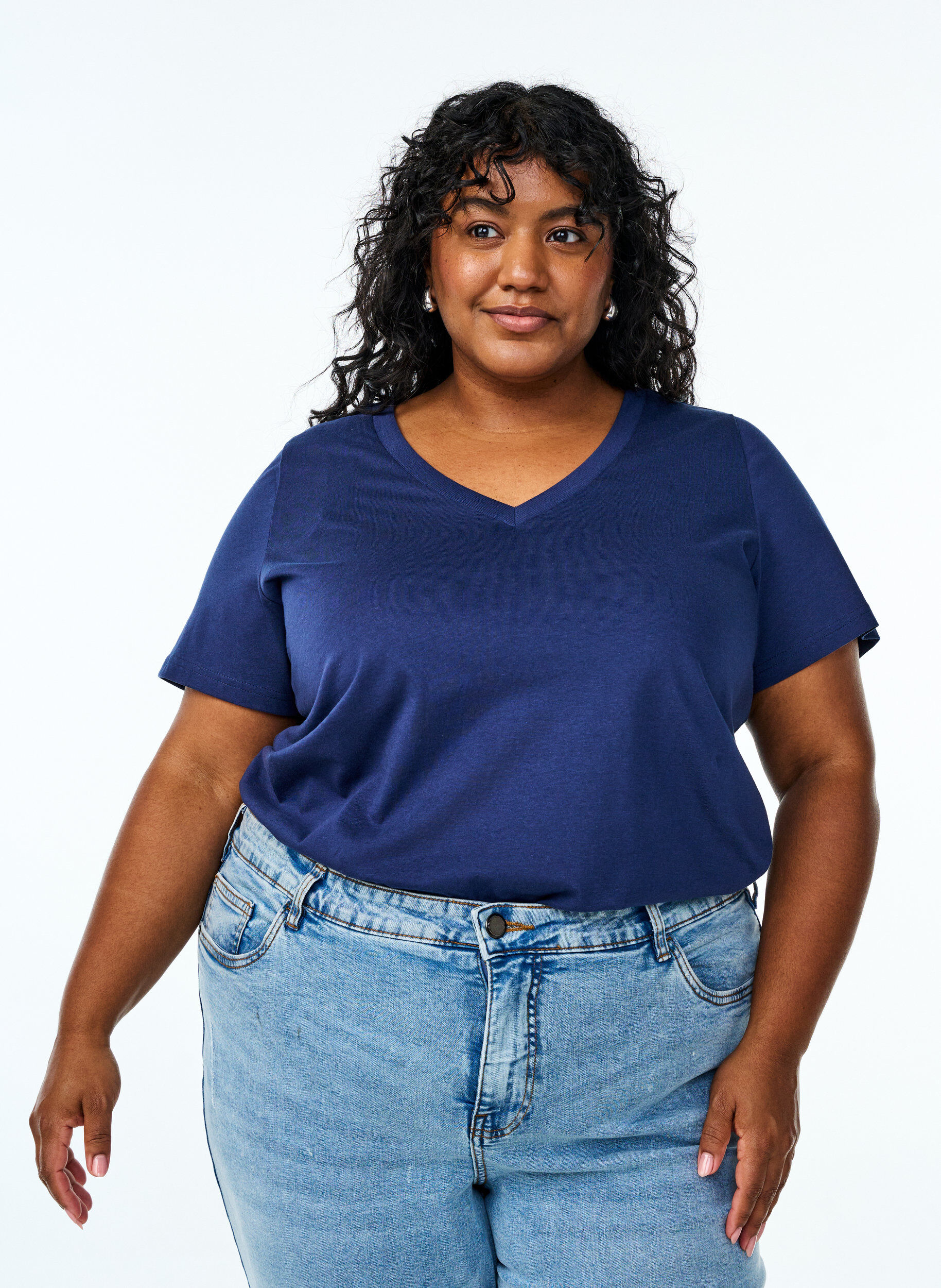 Puuvillasta valmistettu T-paita V-p&auml;&auml;ntiell&auml;., Sininen, Model