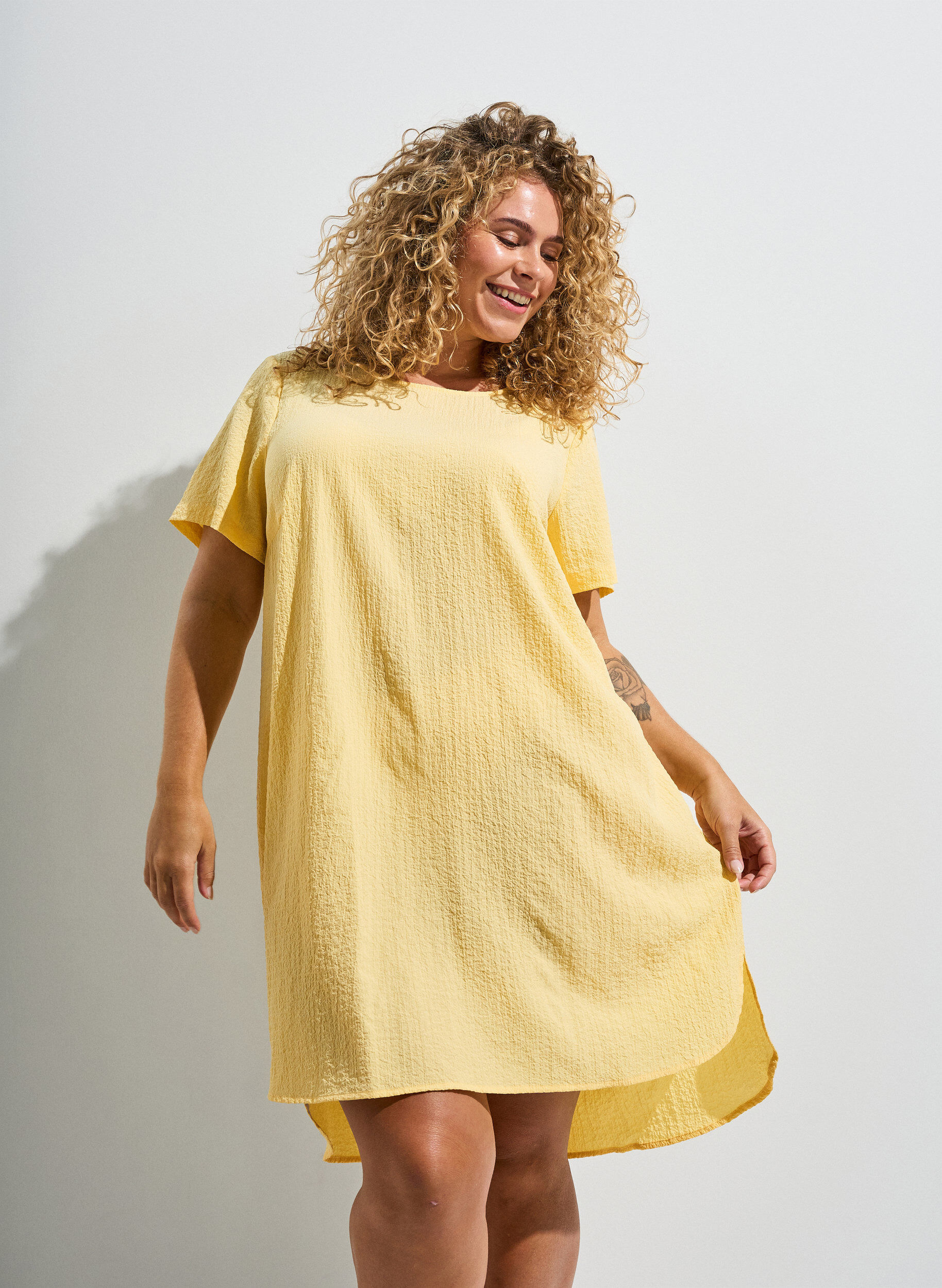 FLASH - Lyhyt mekko, jossa on ryppyinen pinta ja lyhyet hihat