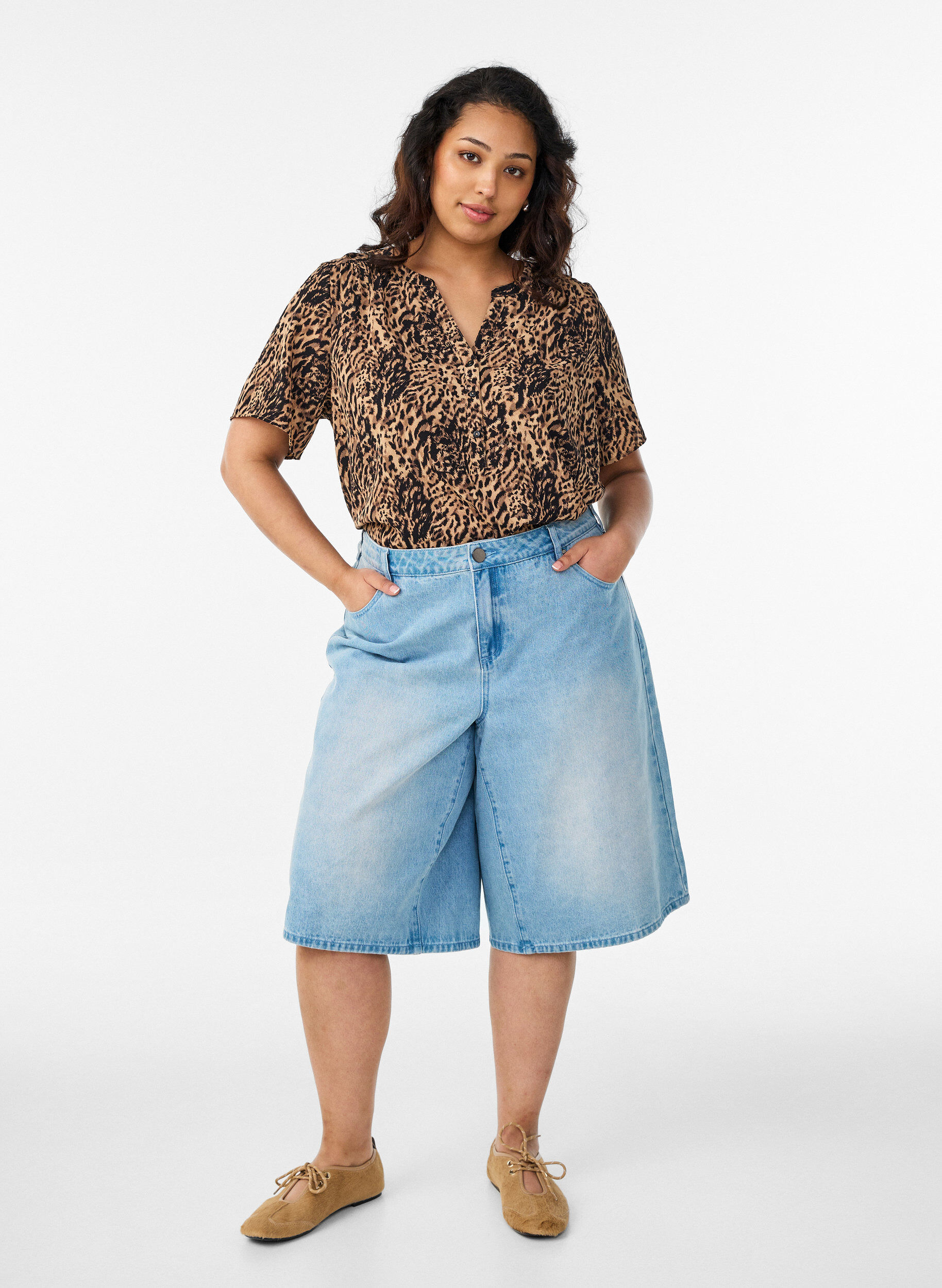 Zizzi Pusero lyhyill&auml; hihoilla ja v-p&auml;&auml;ntiell&auml;, Ruskea, Model image number 1