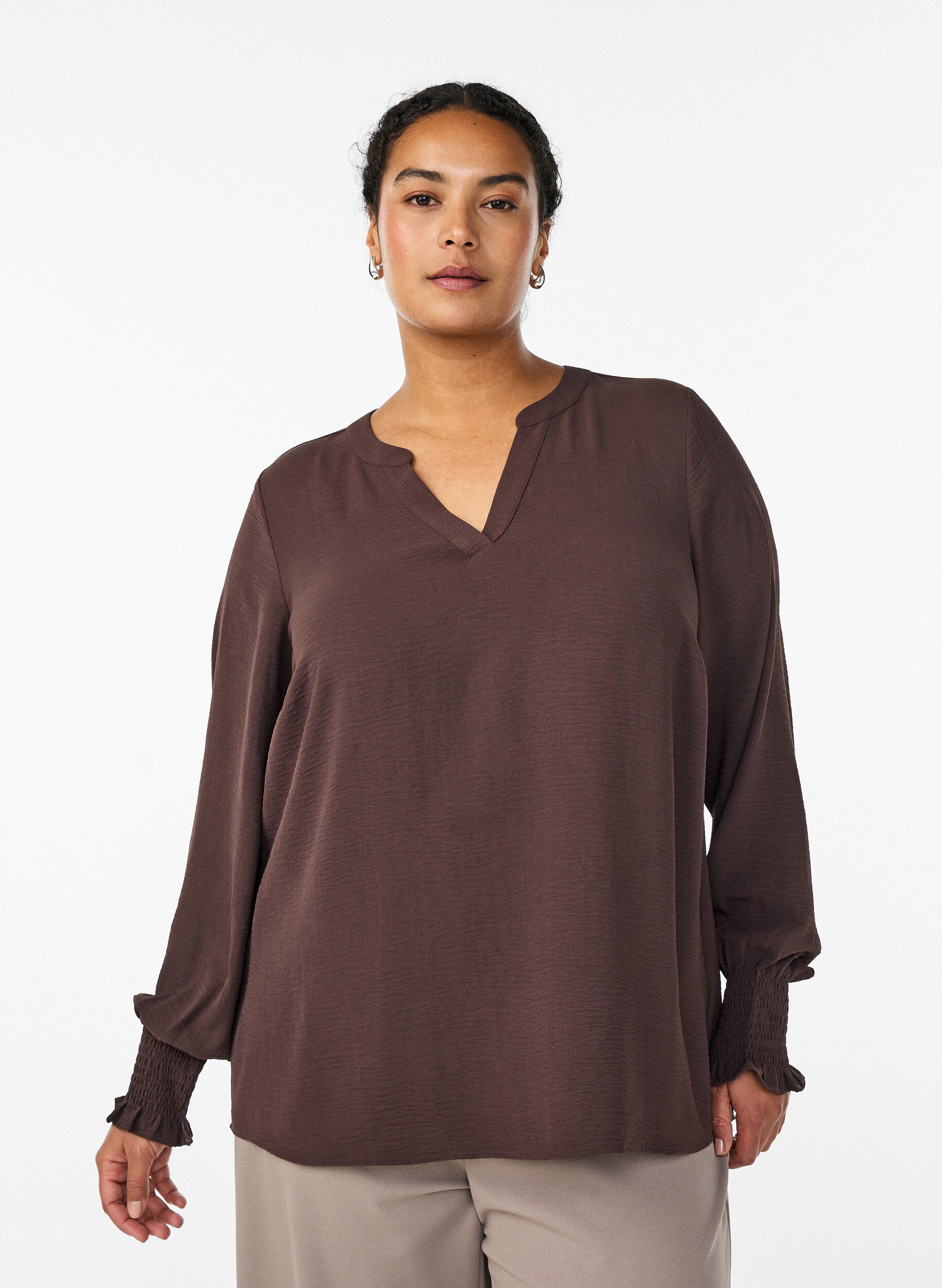 Pusero smock-kalvosimilla ja v-p&auml;&auml;ntiell&auml;, Ruskea, Model