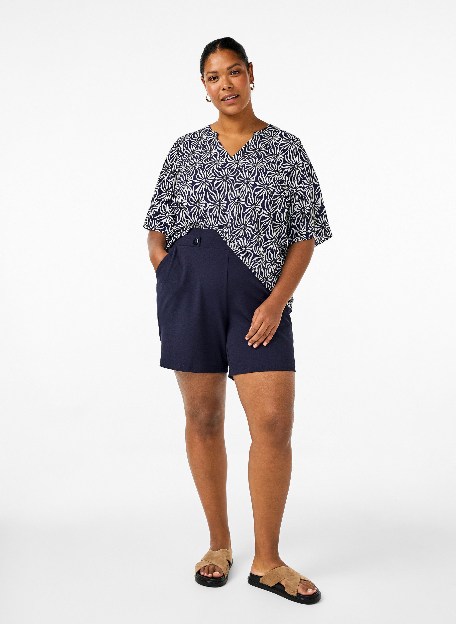 Zizzi Kukkakuvioitu pusero, jossa on V-p&auml;&auml;ntie, White Blue Flower, Model image number 2