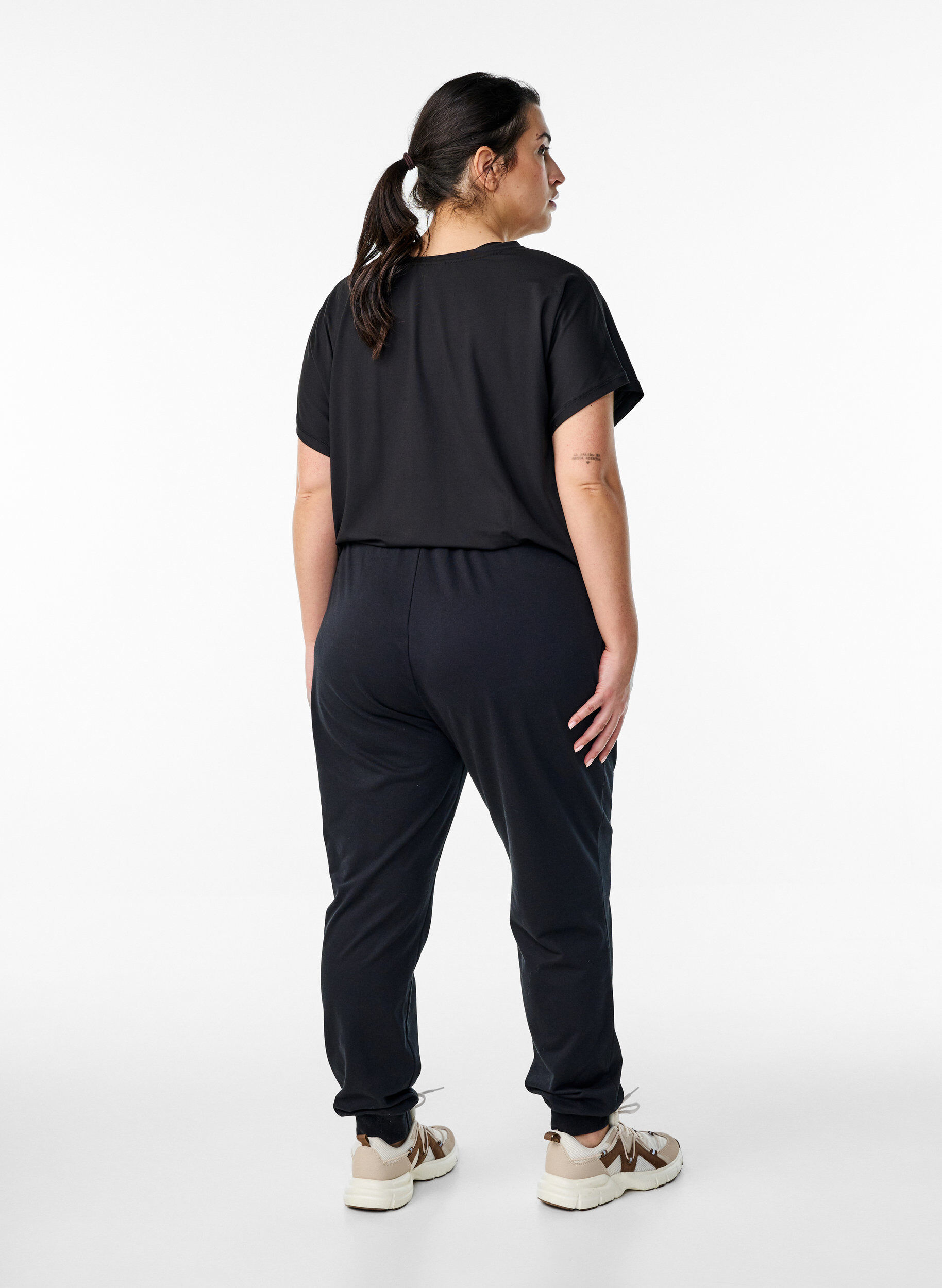 ZizziV&auml;lj&auml;t treenihousut taskuilla, Musta, Model image number 2