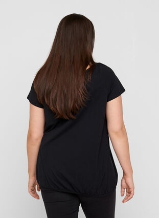 Lyhythihainen t-paita pyöreällä pääntiellä ja pitsireunuksella , Black, Model image number 1
