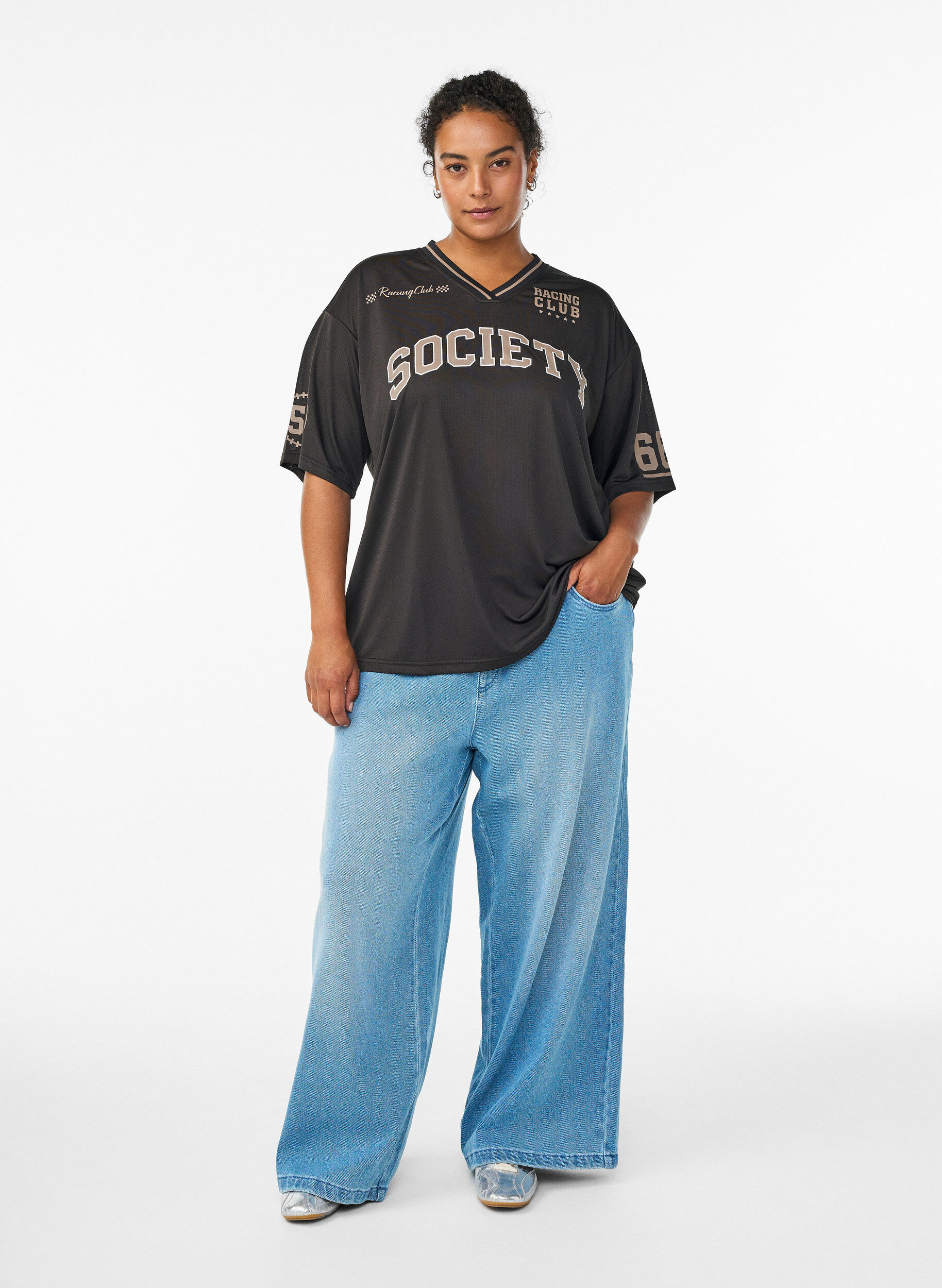 Zizzi Sporttinen T-paita V-p&auml;&auml;ntiell&auml; ja racing-printill&auml;, Musta, Model image number 1