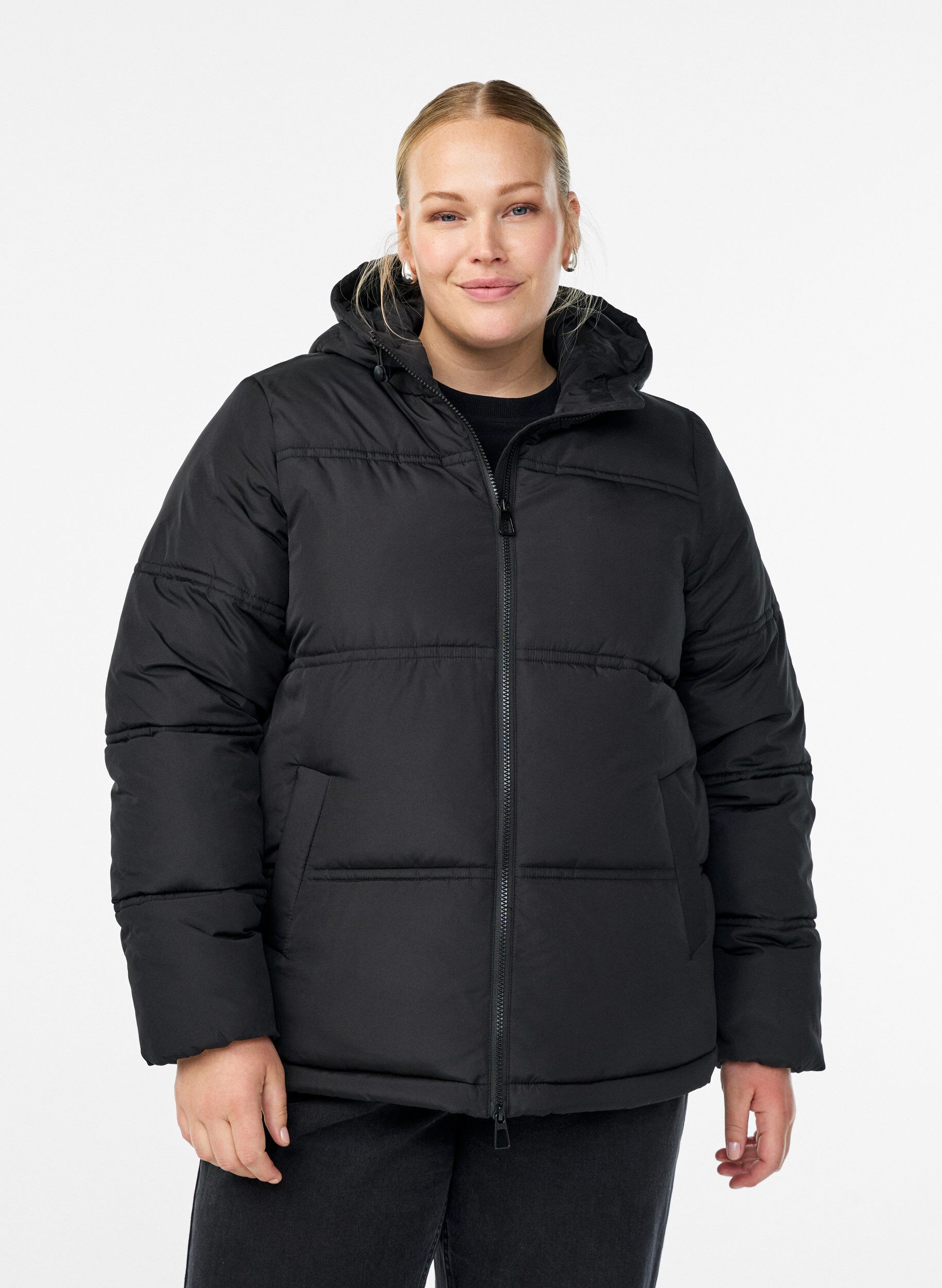 Zizzi Lyhyt puffer-takki hupulla ja kaksisuuntaisella vetoketjulla, Musta, Model image number 0