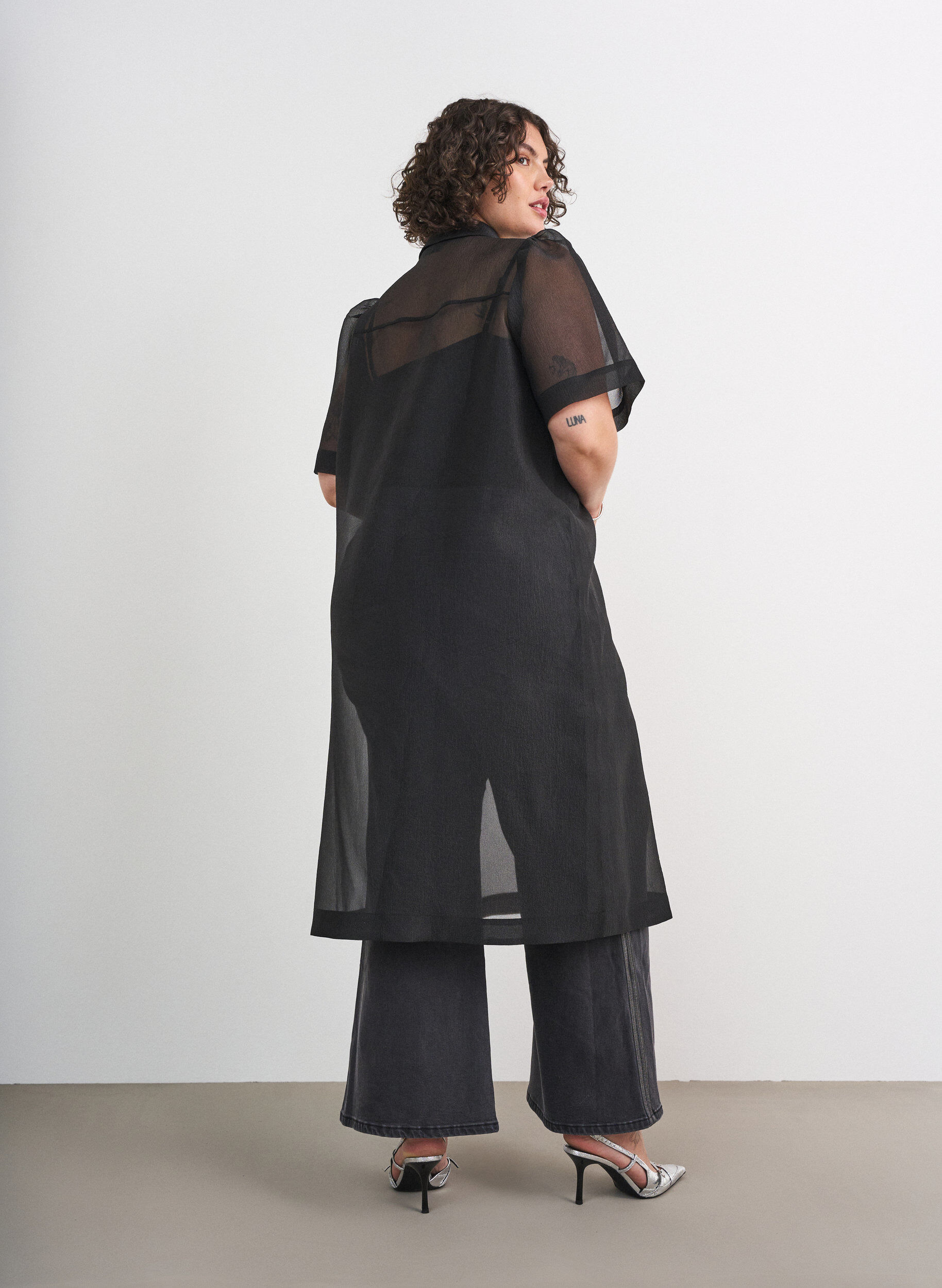 ZizziOrganza-mekko rintataskuilla ja puffihihoilla, Musta, Model image number 2