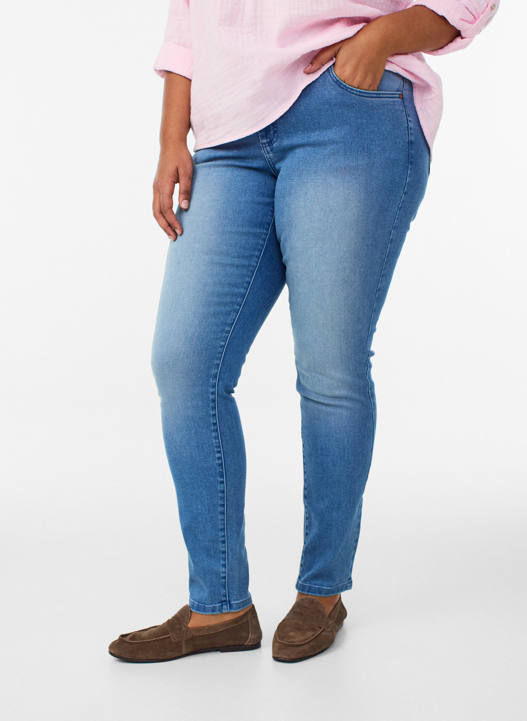 ZizziSlim fit Emily-farkut normaalilla vy&ouml;t&auml;r&ouml;ll&auml;, Sininen, Model image number 2