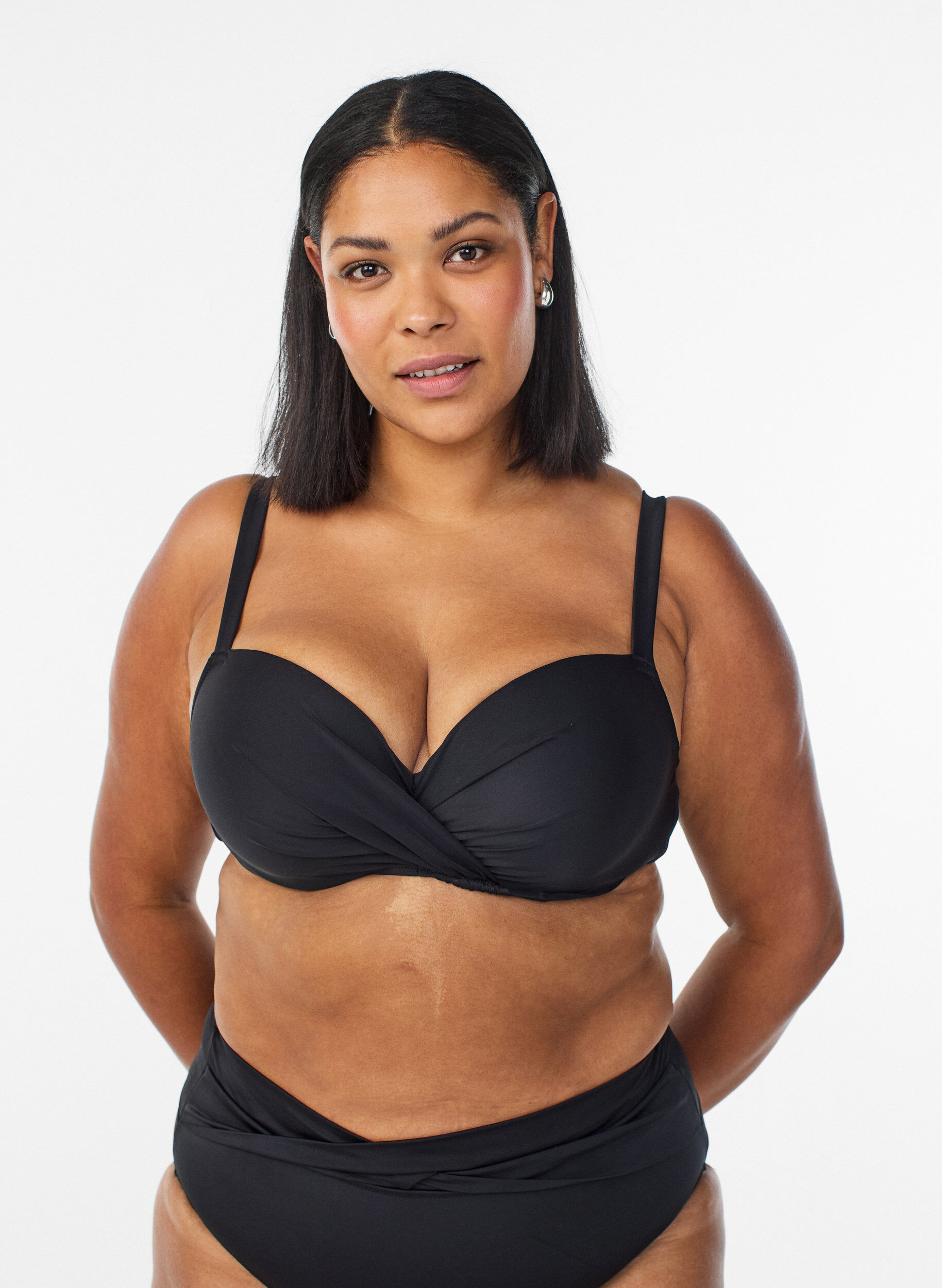 Kaarituelliset bikiniliivit rypytyksell&auml;, Musta, Model