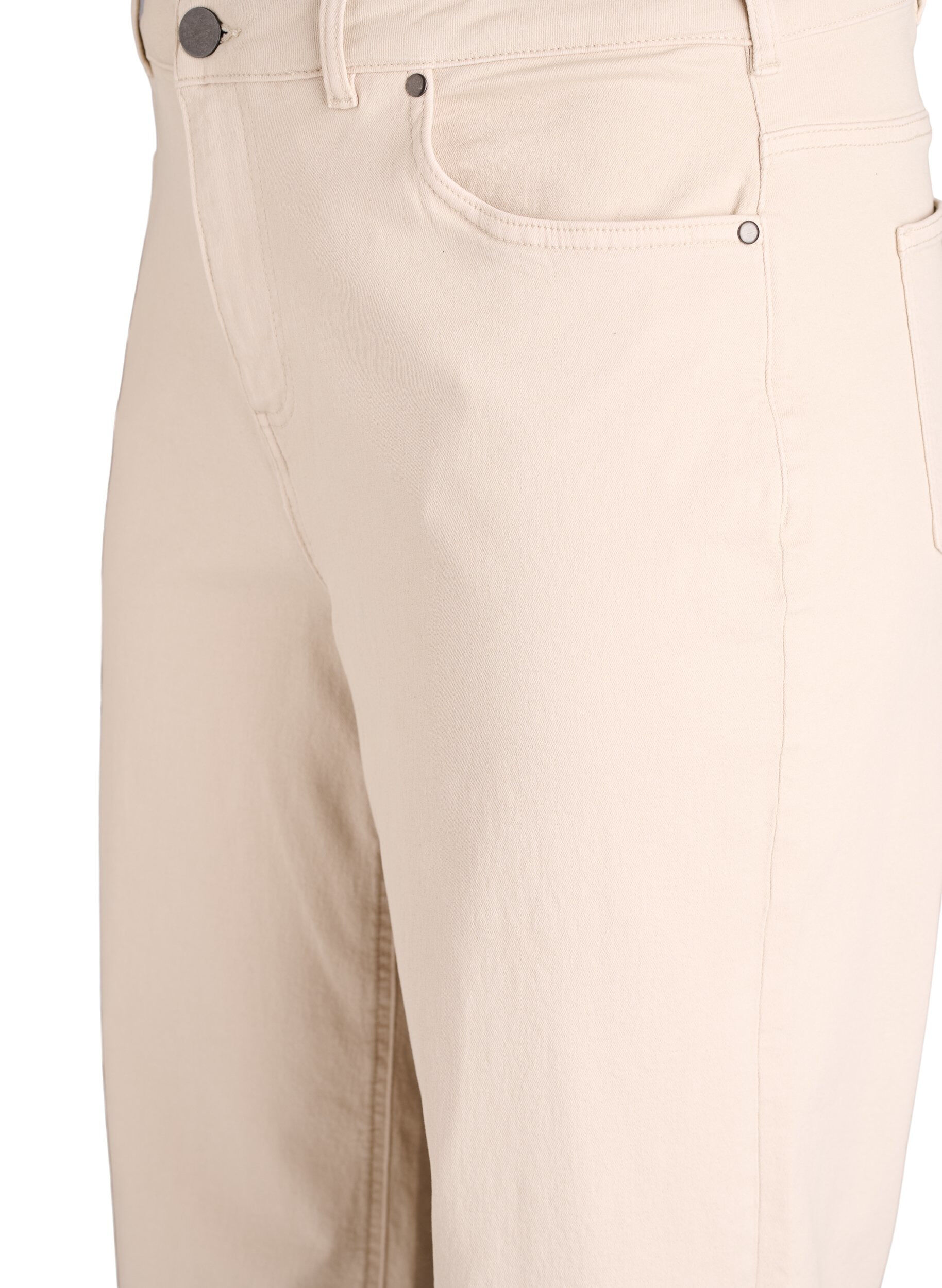 Zizzi V&auml;rikk&auml;&auml;t Myra-farkut leve&auml;ll&auml; istuvuudella ja korkealla vy&ouml;t&auml;r&ouml;ll&auml;, Vanilja, Packshot image number 2