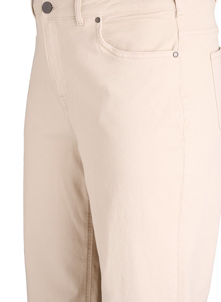 V&auml;rikk&auml;&auml;t Myra-farkut leve&auml;ll&auml; istuvuudella ja korkealla vy&ouml;t&auml;r&ouml;ll&auml;, Vanilja, Packshot