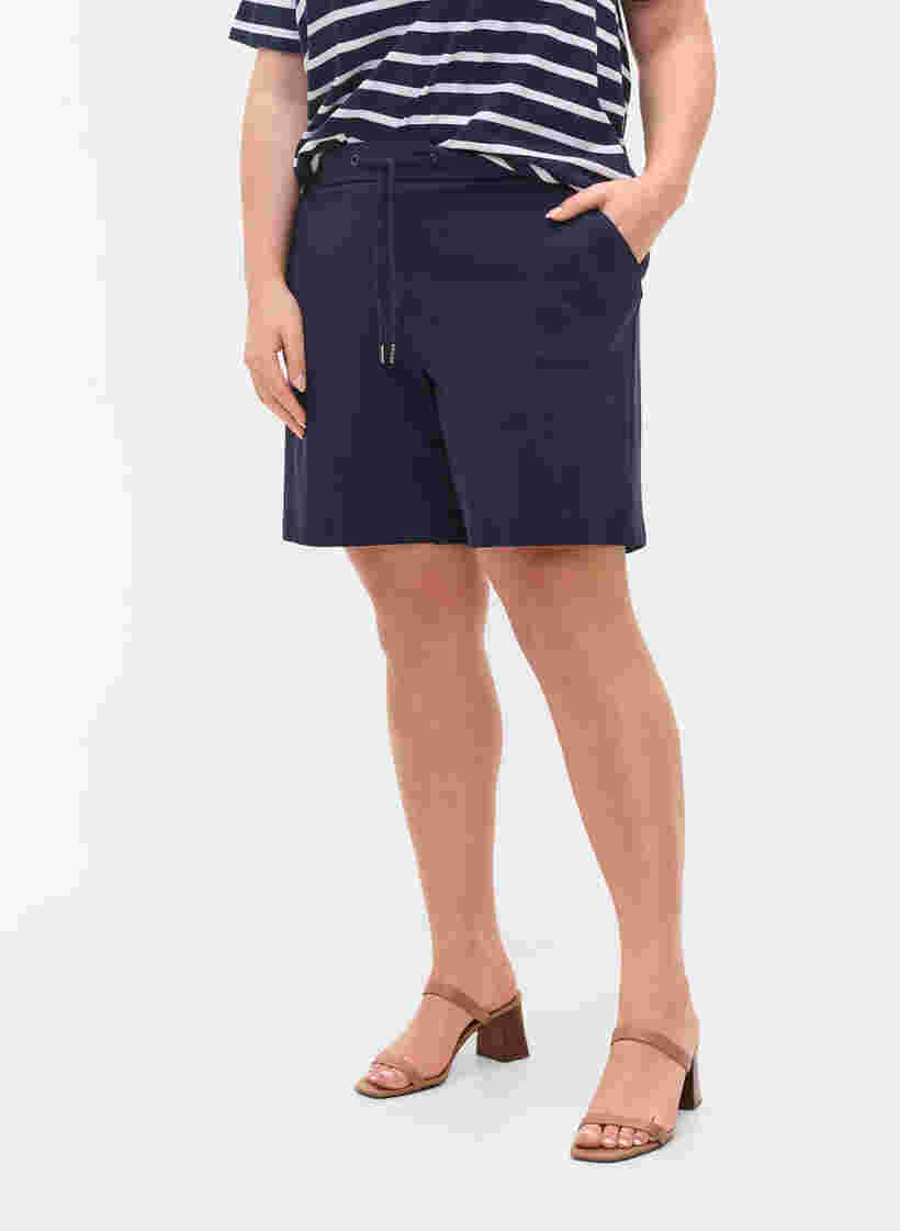 Väljät shortsit nyörillä ja taskuilla, Navy Blazer, Model image number 2