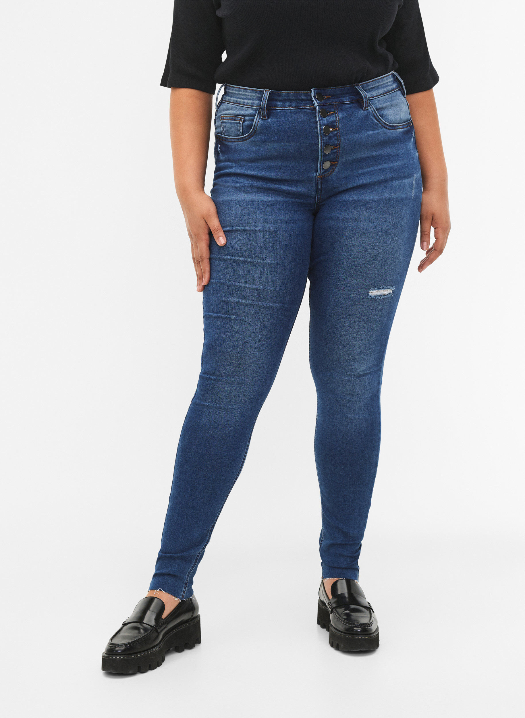 Zizzi Korkeavy&ouml;t&auml;r&ouml;iset Amy-farkut napeilla, Blue denim, Model image number 2