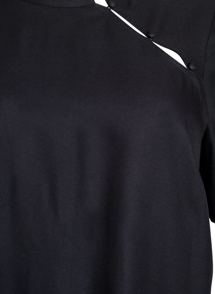 Lyhythihainen pusero viistoilla nappikiinnityksillä, Musta, Packshot