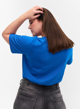 T-paita ekologisesta puuvillasta v-aukolla, Princess Blue, Model image number 1