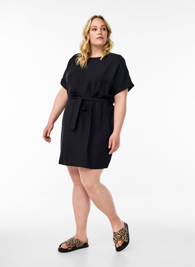 Lyhyt väljä vyöllä solmittava mekko, Musta, Model image number 1
