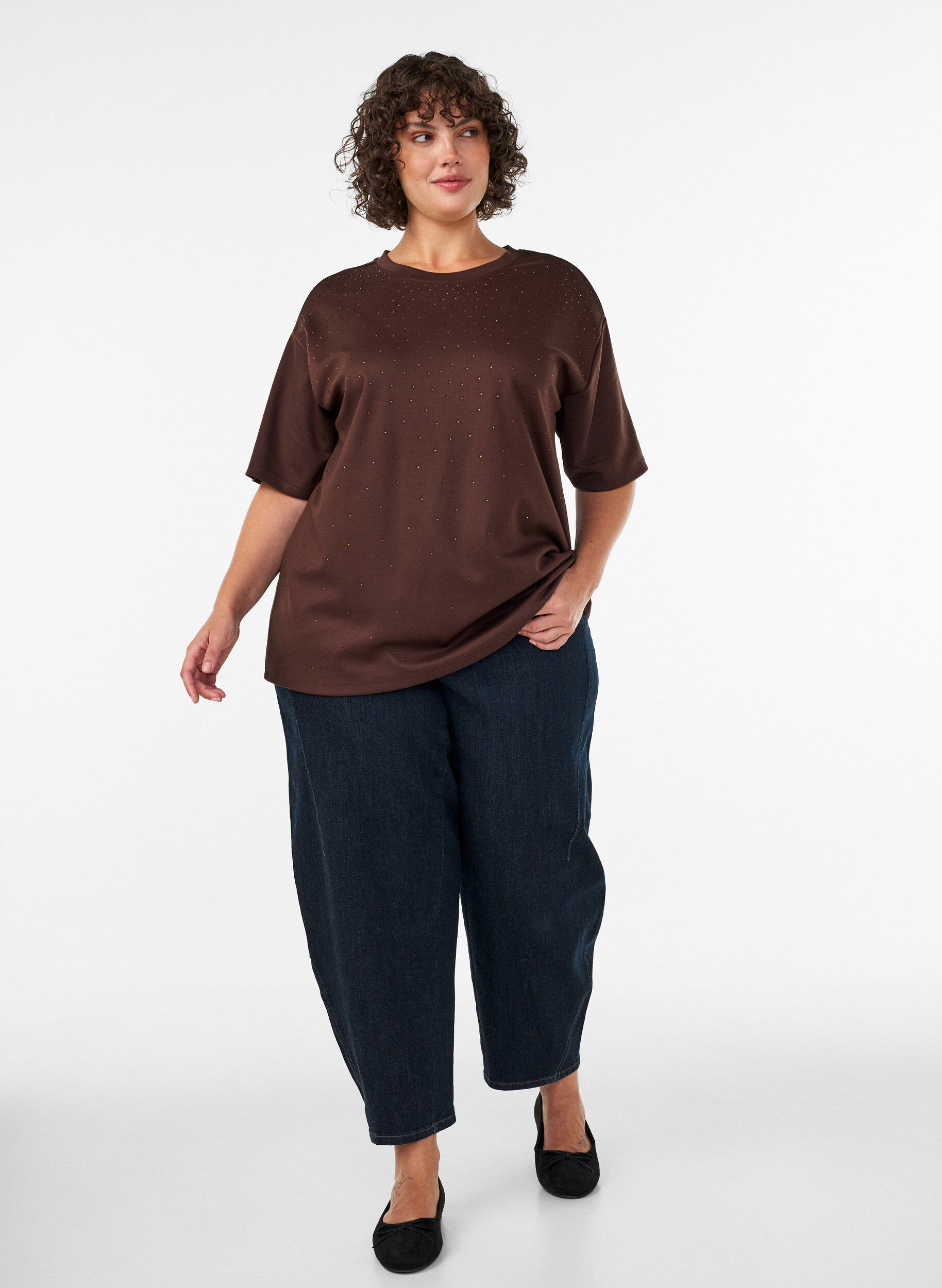 ZizziT-paita, jossa on strasseja ja py&ouml;re&auml; kaula-aukko, Ruskea, Model image number 1