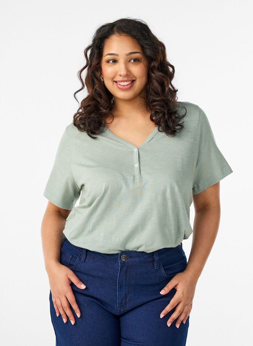 T-paita nappiyksityiskohdilla, Vihre&auml;, Model image number 0