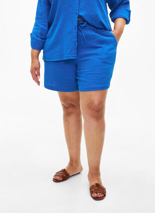Puuvillamusliinishortsit taskuilla, Victoria blue, Model image number 2