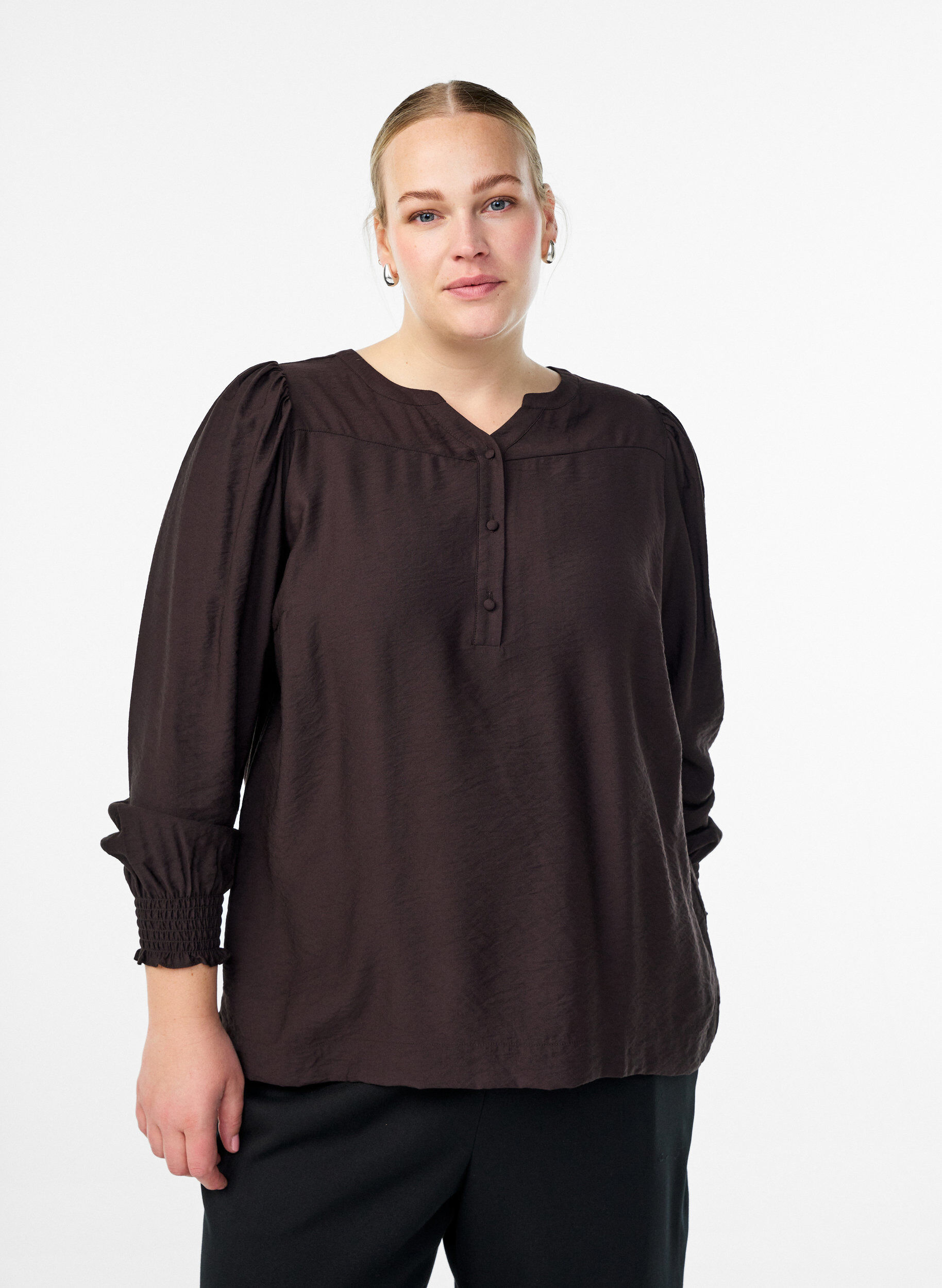 Viskoosipusero smock-yksityiskohdilla ja rypyill&auml;, Ruskea, Model