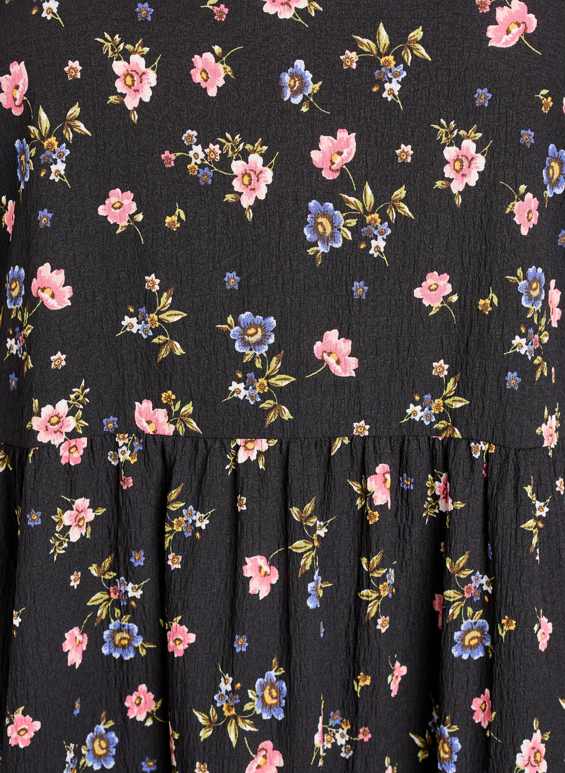 ZizziNilkkapituinen mekko lyhyill&auml; hihoilla ja kerroksellisilla r&ouml;yhel&ouml;ill&auml;, Musta, Packshot image number 2