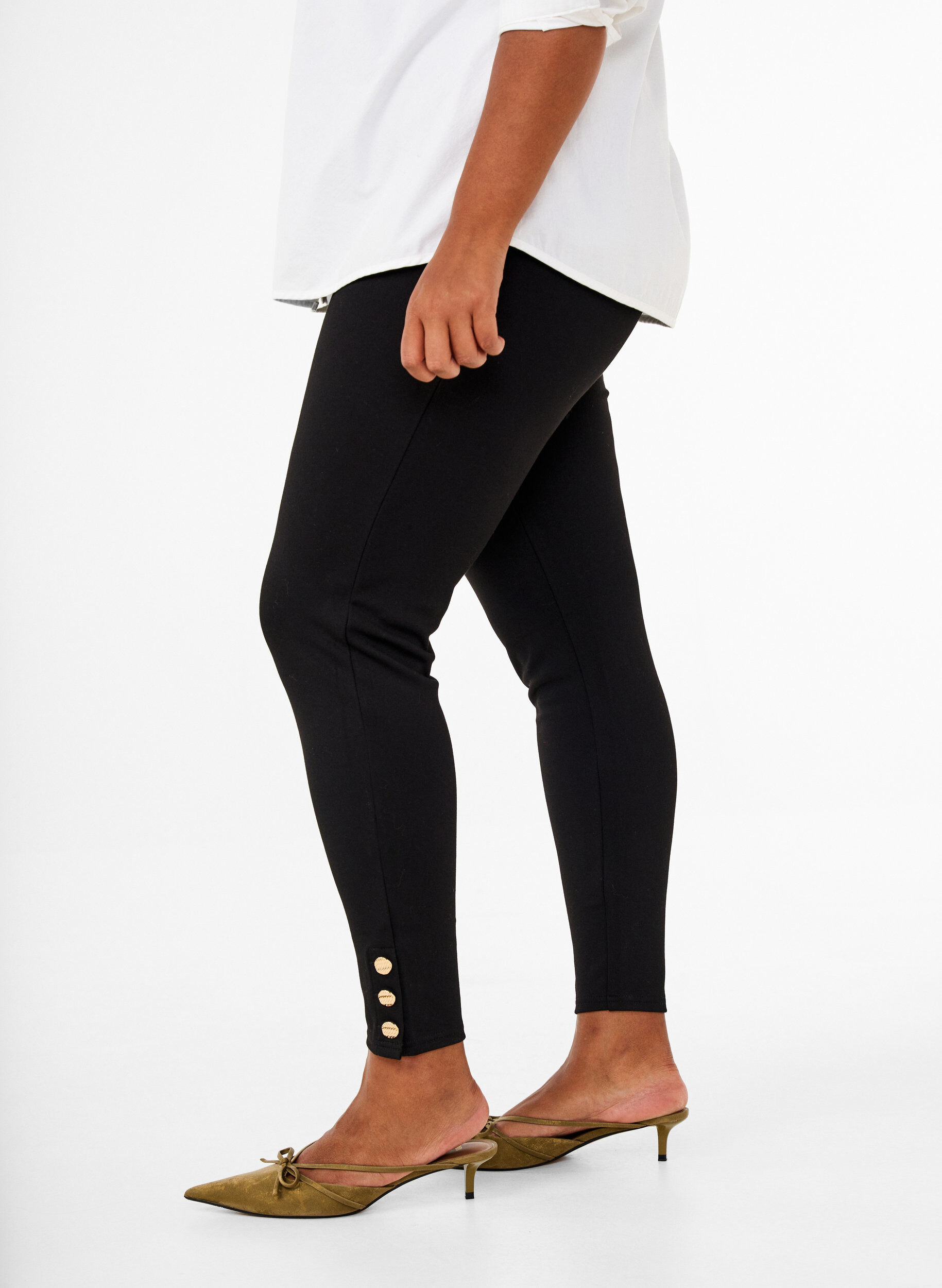 Zizzi Viskoosileggingsit nappiyksityiskohdilla, Musta, Model image number 2