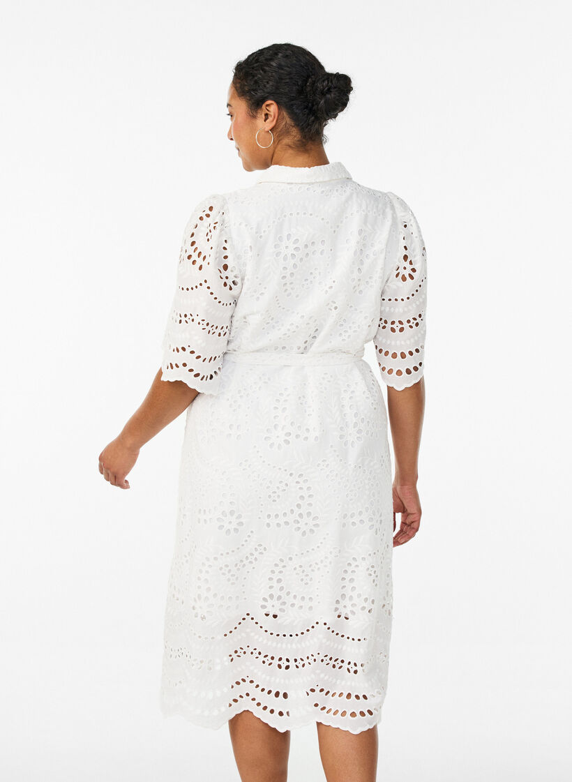 Paitamekko brodeerattua broderie anglaise -kangasta vy&ouml;ll&auml;, Valkoinen, Model image number 2