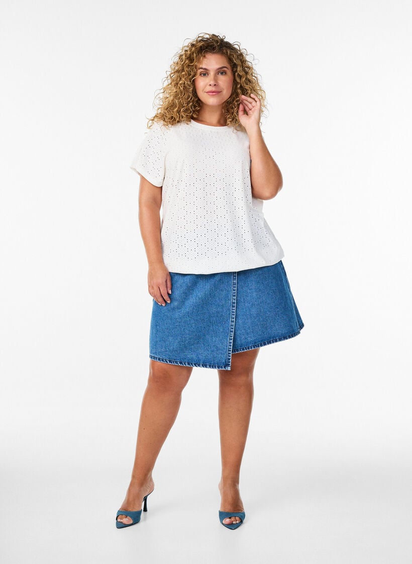 Pusero brodeerauksella ja kevyell&auml; pallomaisella efektill&auml;, Valkoinen, Model image number 1