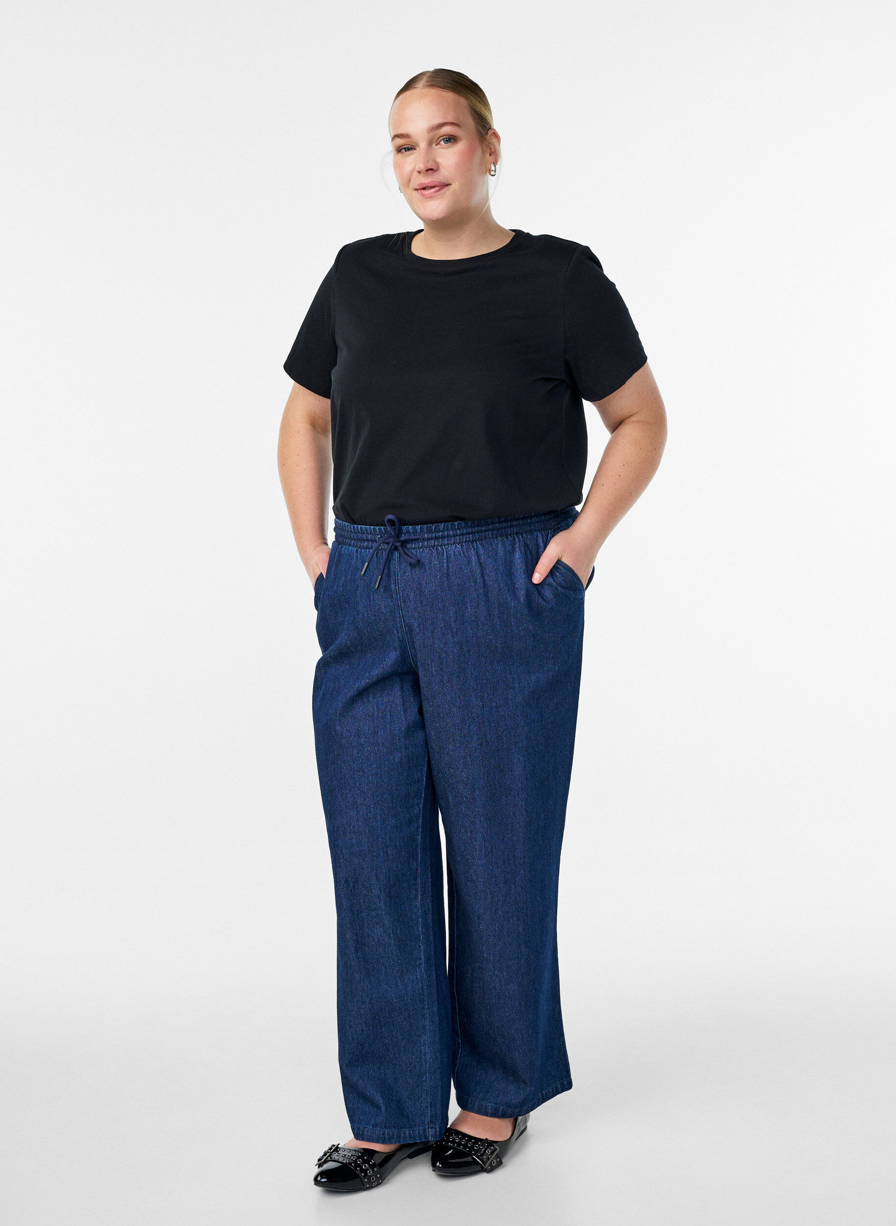 Zizzi Perus puuvilla-T-paita olkatoppauksilla, Musta, Model image number 1