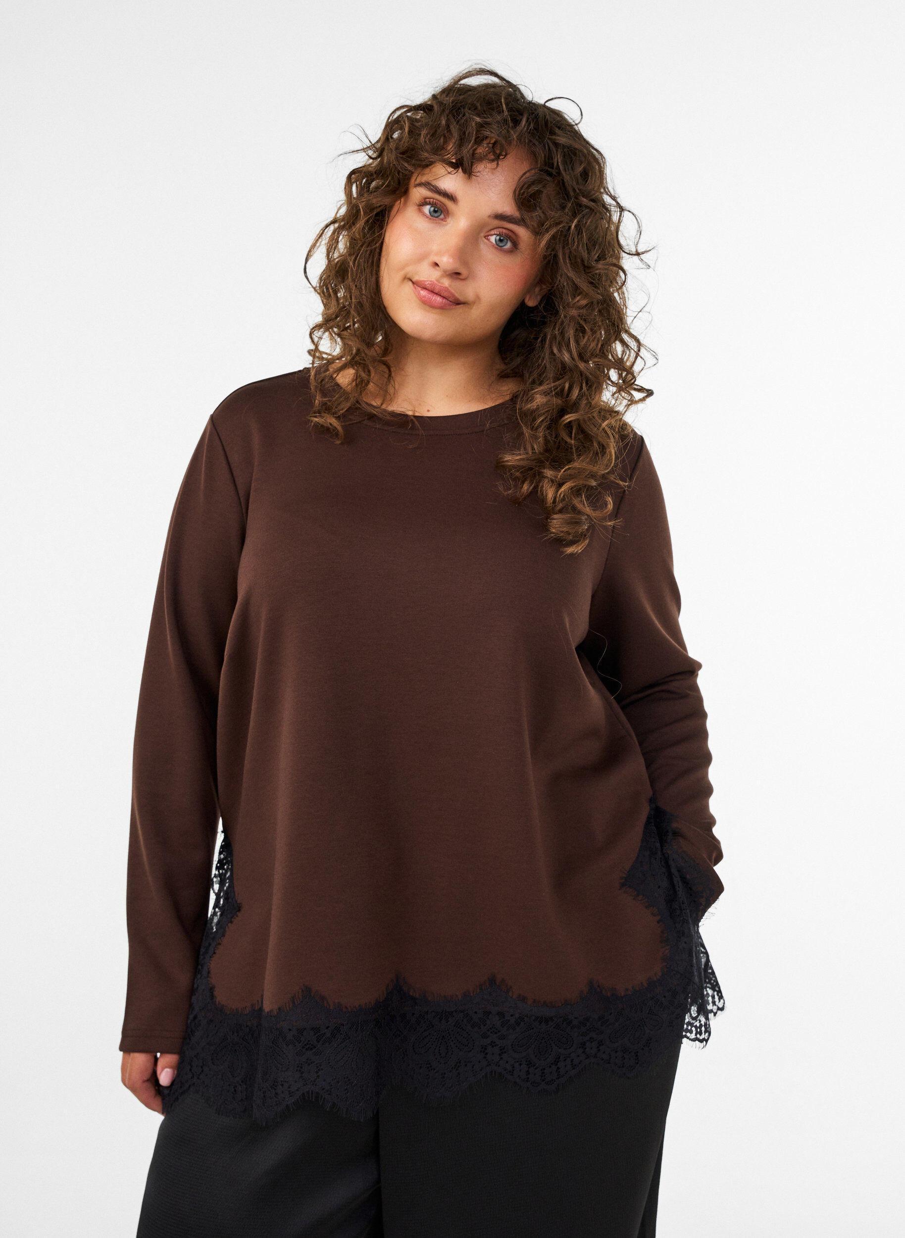 Jersey-pusero pitsisomisteilla, Ruskea, Model