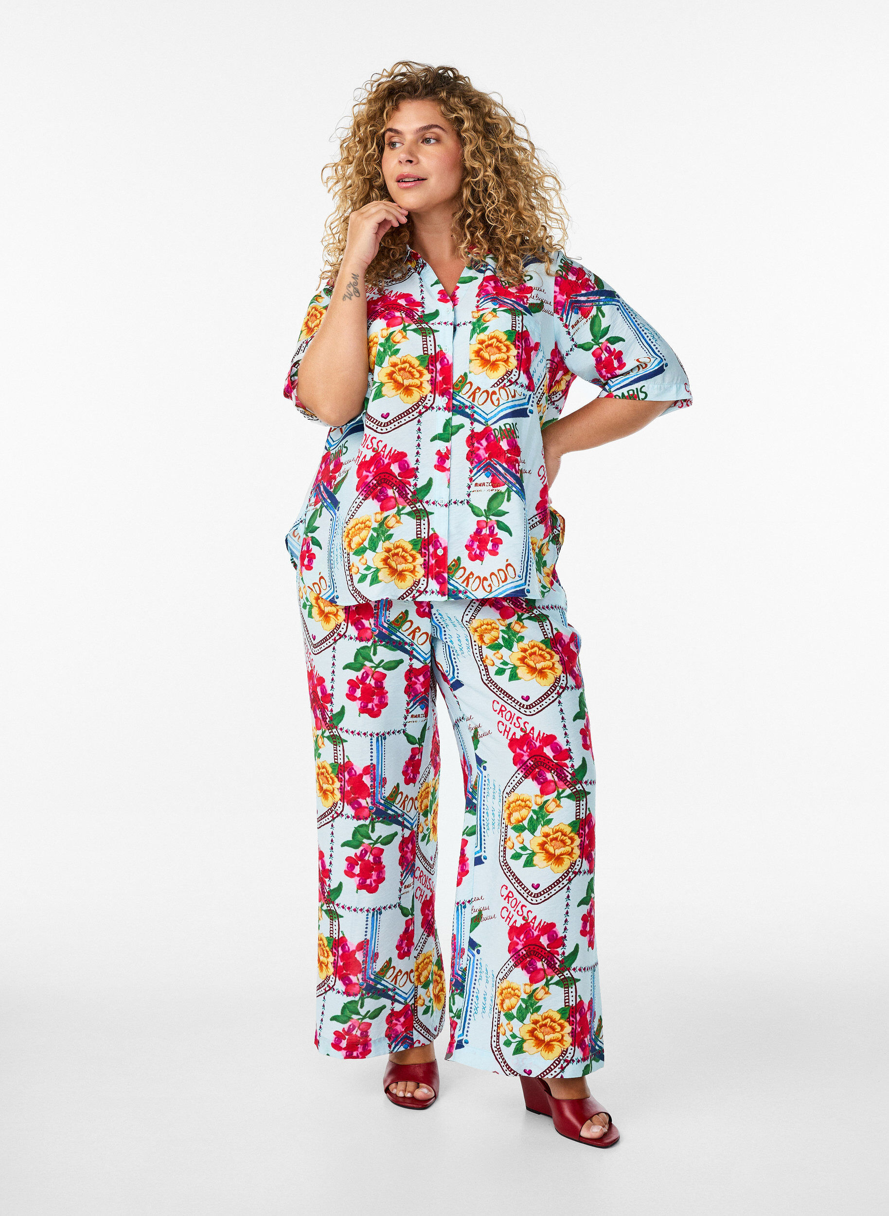 ZizziSuoralahkeiset housut v&auml;rikk&auml;&auml;ll&auml; printill&auml;, Sininen, Model image number 0