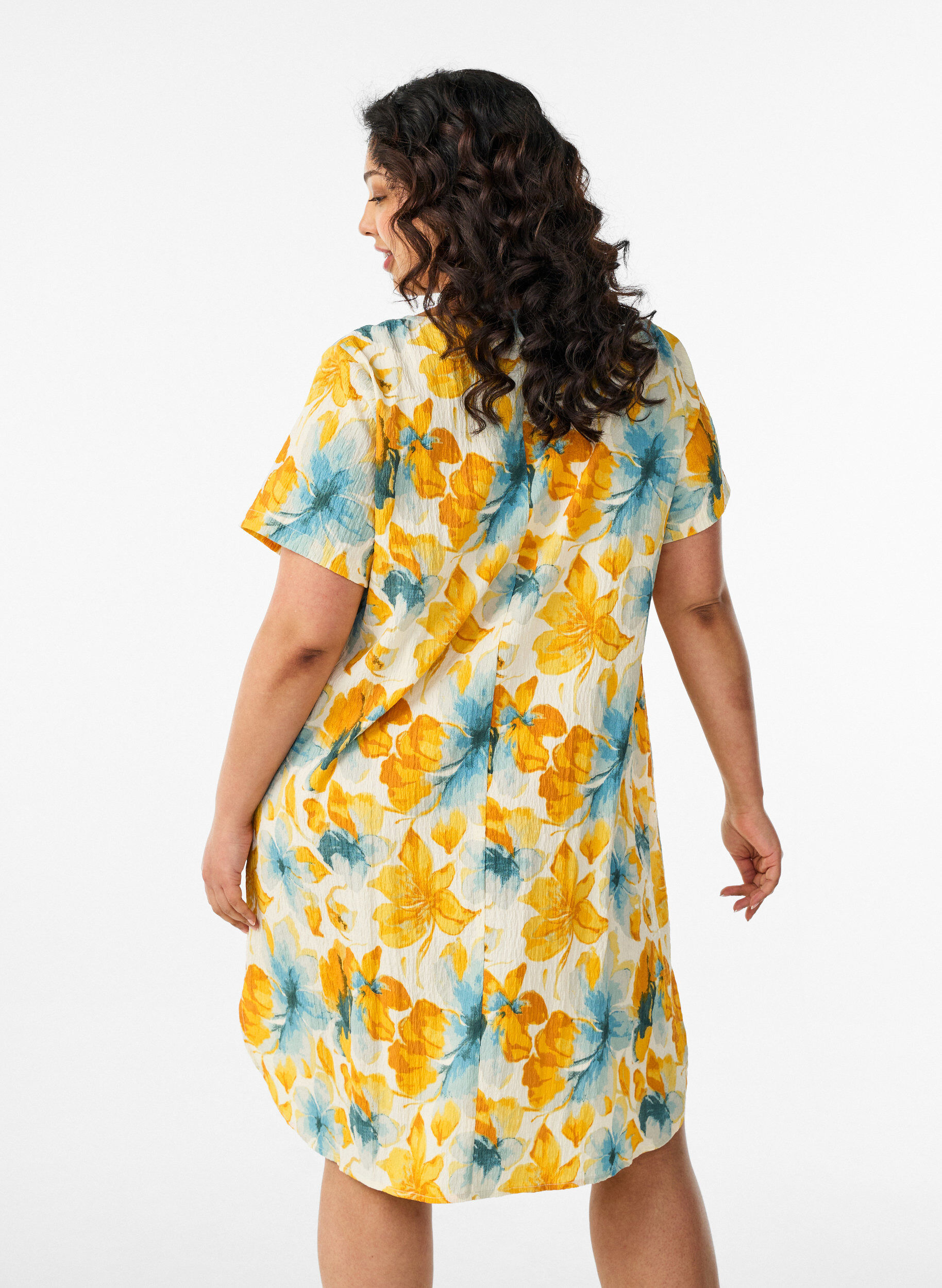 ZizziLyhyt mekko, jossa on ryppyinen pinta ja lyhyet hihat, Keltainen, Model image number 2