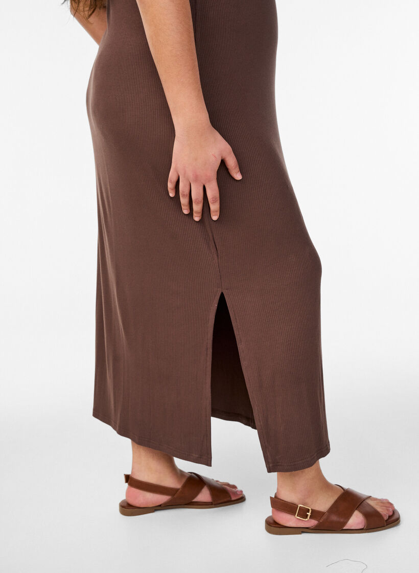 Hihaton ribattu mekko viskoosista, Ruskea, Model image number 2