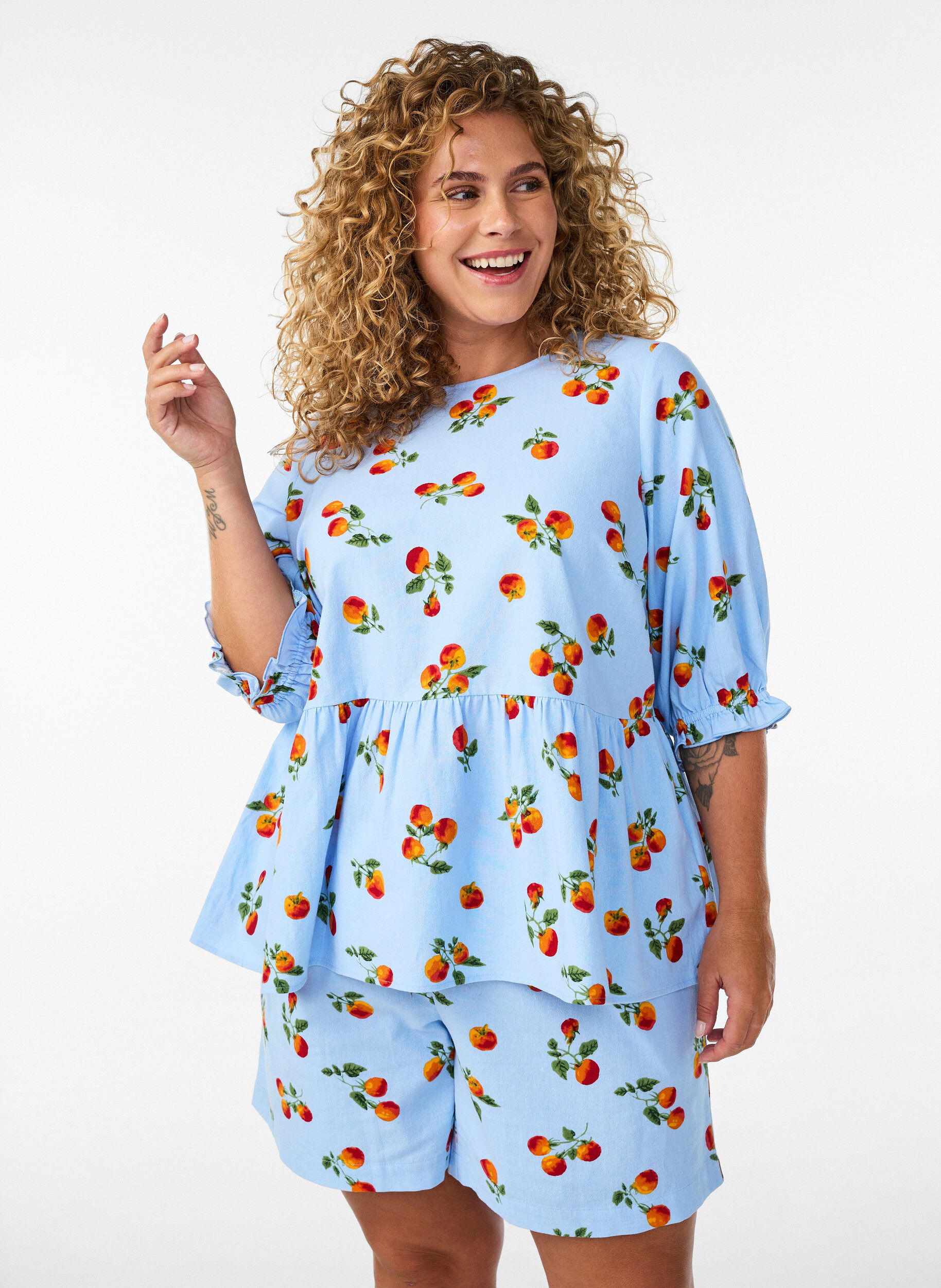 ZizziPuuvillashortsit tomaattiprintill&auml; ja korkealla vy&ouml;t&auml;r&ouml;ll&auml;, Sininen, Model image number 3