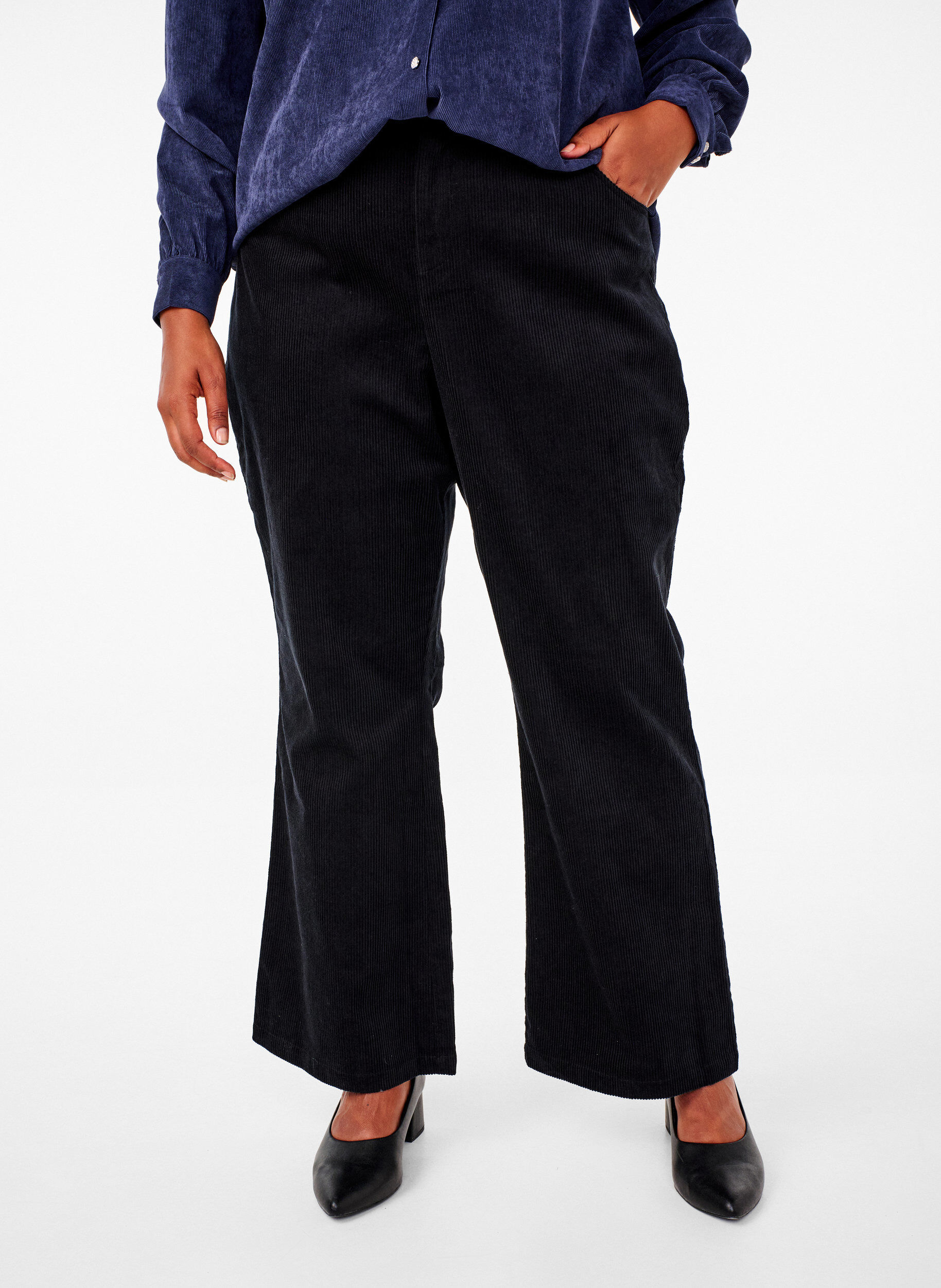 Zizzi Bootcut-samettihousut korkealla vy&ouml;t&auml;r&ouml;ll&auml;, Musta, Model image number 2