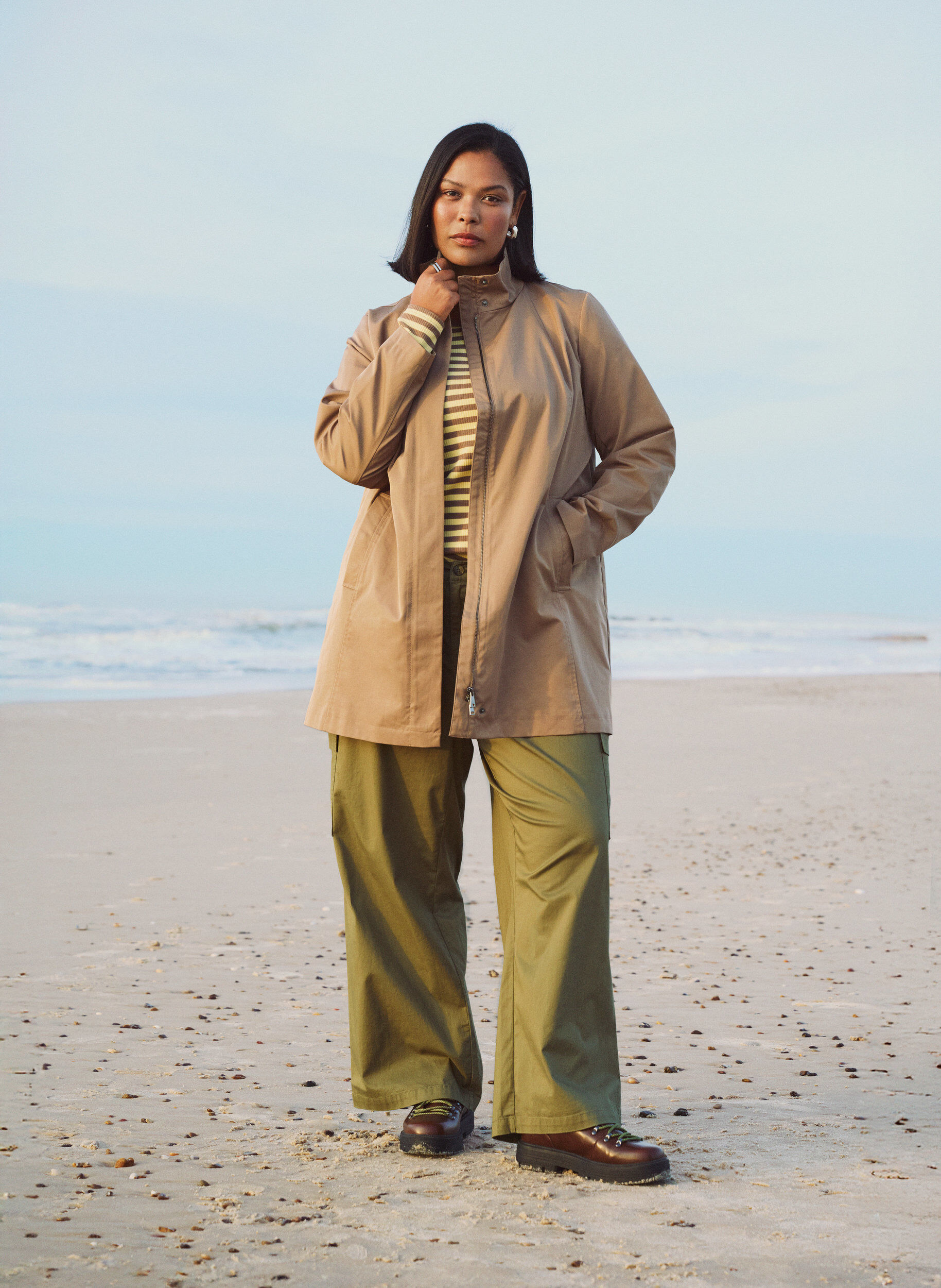 Zizzi Siirtym&auml;takki taskuilla ja korkealla kauluksella, Ruskea, Image image number 0