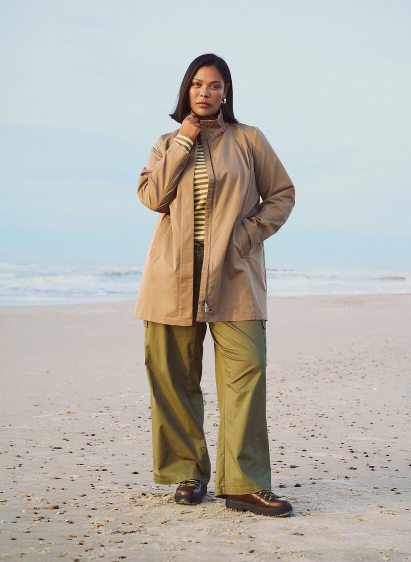 Siirtym&auml;takki taskuilla ja korkealla kauluksella, Ruskea, Image image number 0