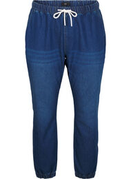 Denimhousut taskuilla, Sininen