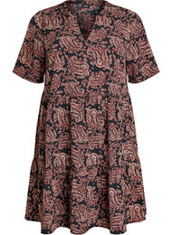 Lyhythihainen A-linjainen mekko, jossa on leikkauslinja, Musta