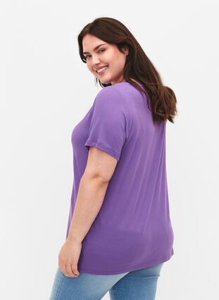 Viskoosista valmistettu ribattu t-paita v-pääntiellä, Deep Lavender, Model image number 1