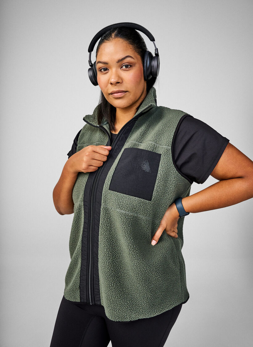 Sporttinen teddy-liivi taskuilla, Thyme, Image image number 0