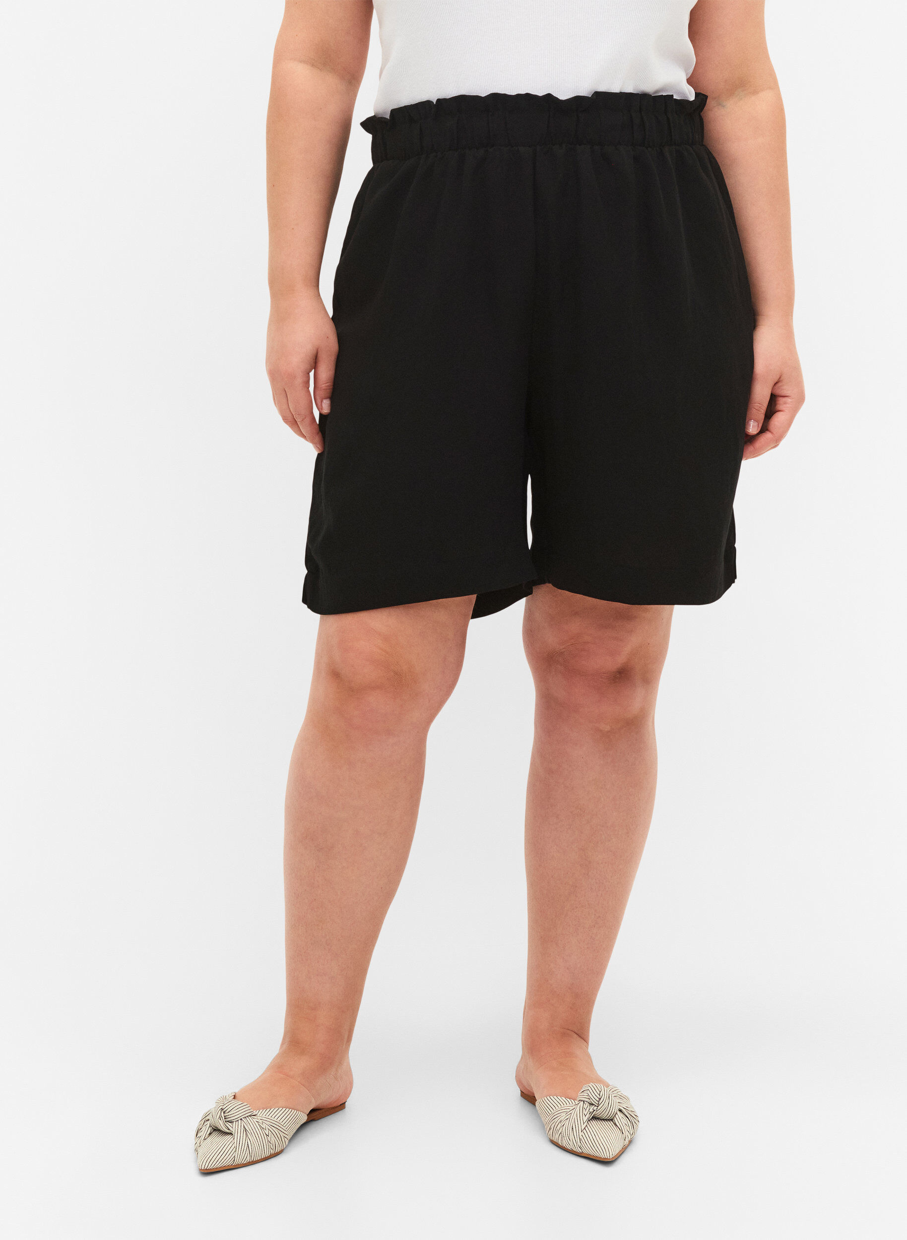 Zizzi V&auml;lj&auml;t shortsit viskoosista, Black, Model image number 2