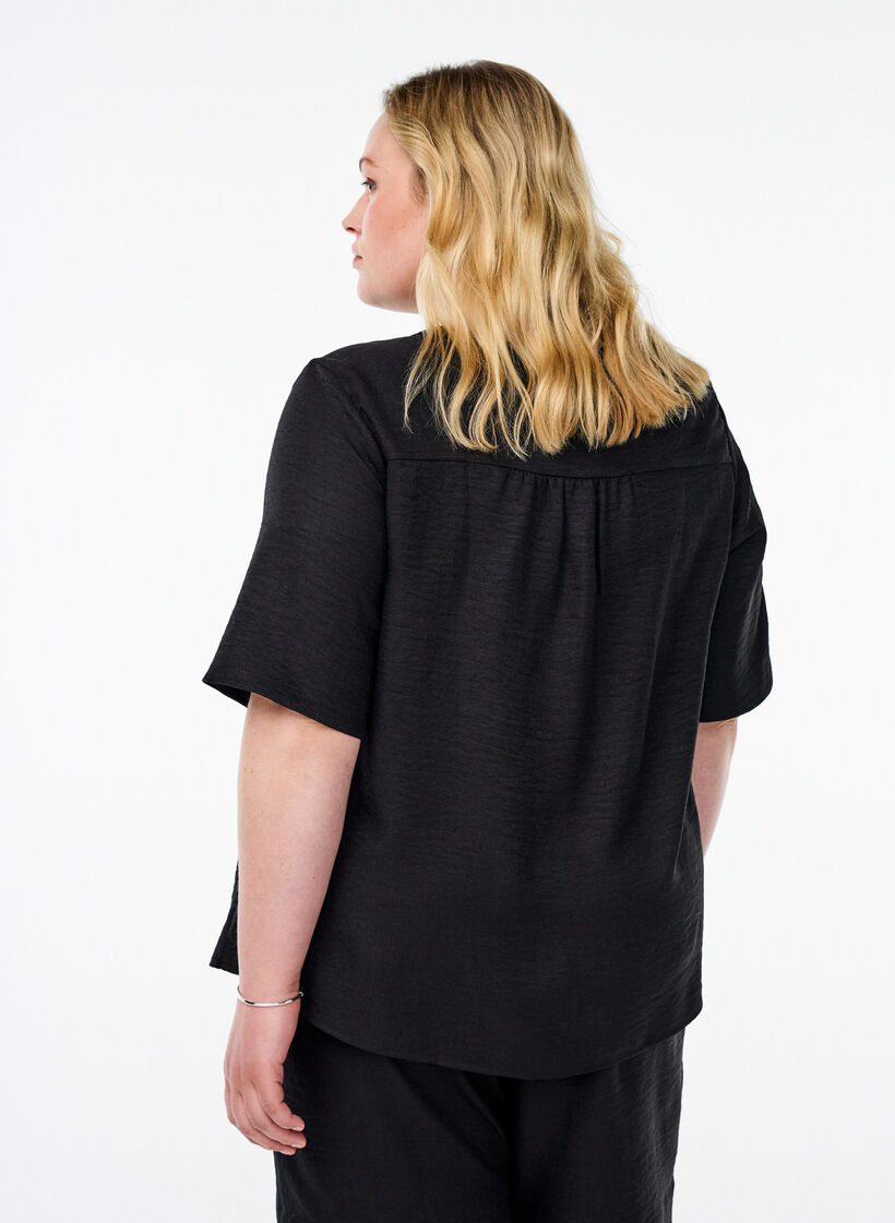 Lyhythihainen paitapusero v-p&auml;&auml;ntiell&auml;, Musta, Model image number 2