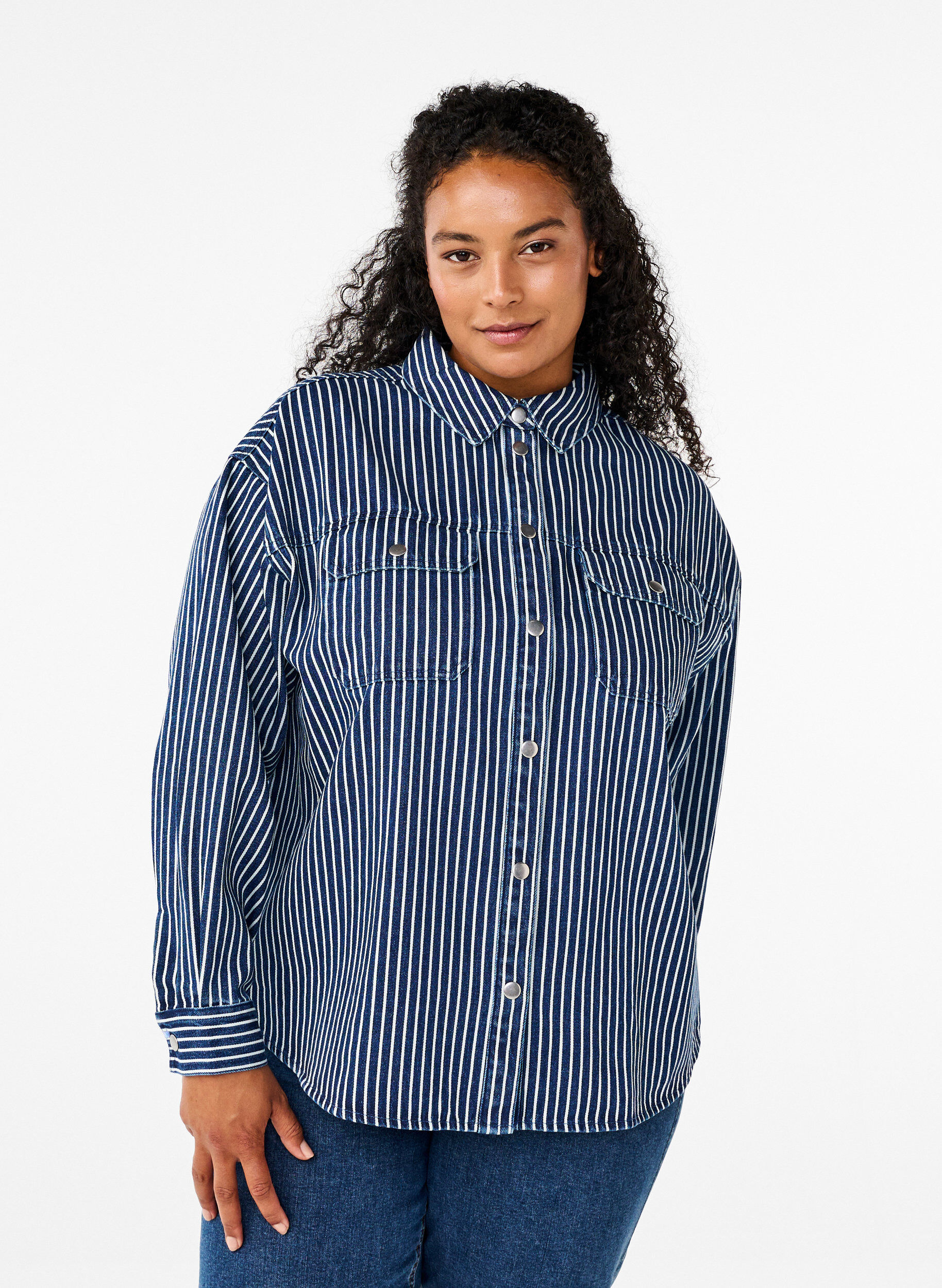Zizzi Yksiv&auml;rinen farkkupaita rintataskuilla, Blue Denim Stripe, Model image number 0