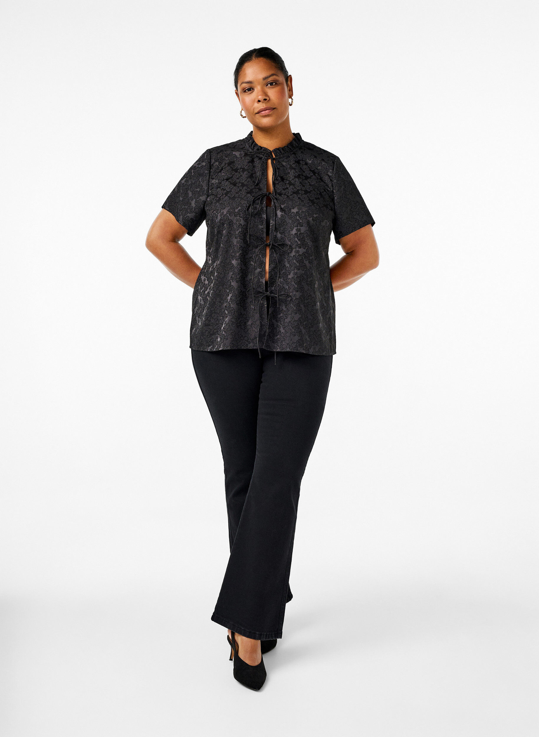 Zizzi Lyhythihainen jacquard-pusero, jossa on nauhat, Musta, Model image number 1