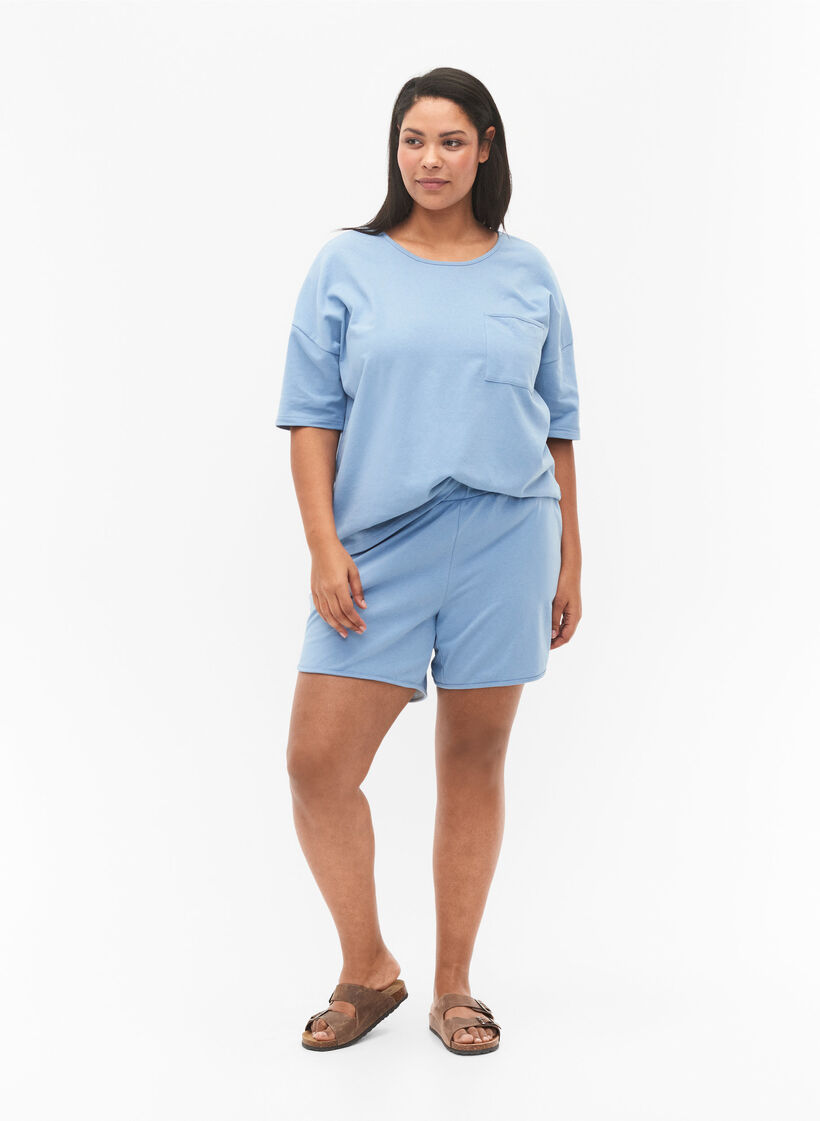 Yksiväriset collegeshortsit taskuilla, Faded Denim, Model image number 3